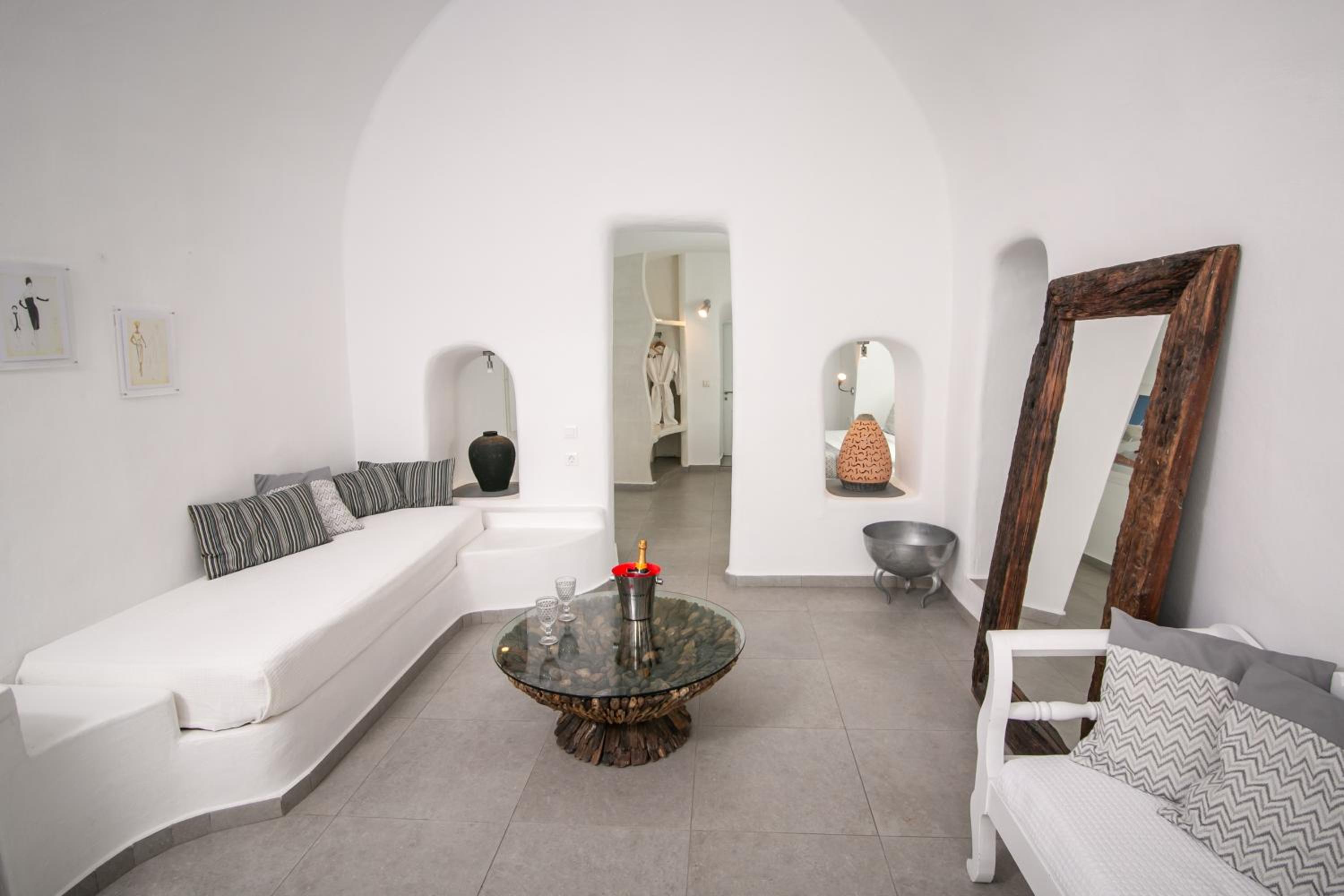 Honeymoon Cave Suite with Hot Tub and Caldera & Sea View photo 1