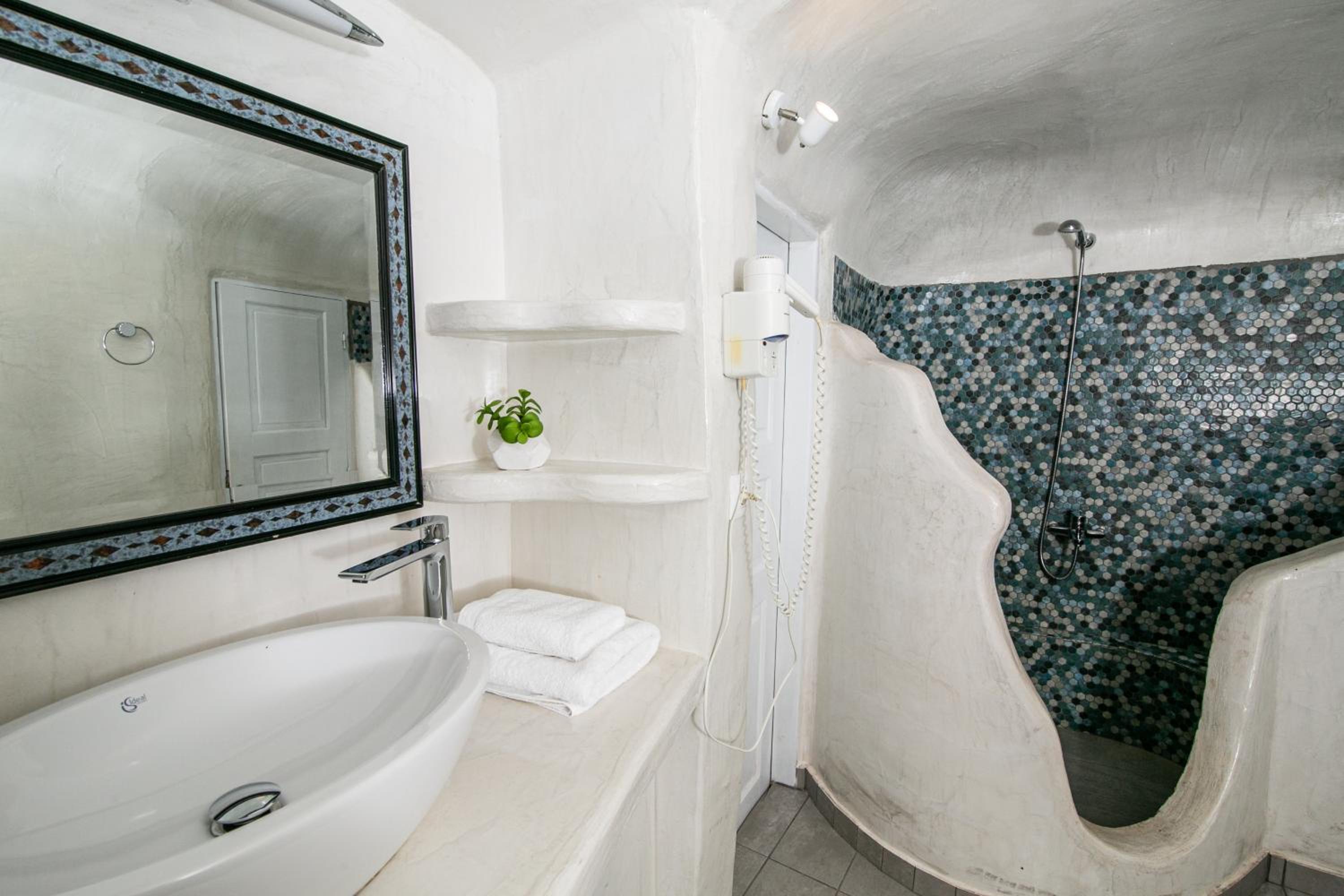 Honeymoon Cave Suite with Hot Tub and Caldera & Sea View photo 2