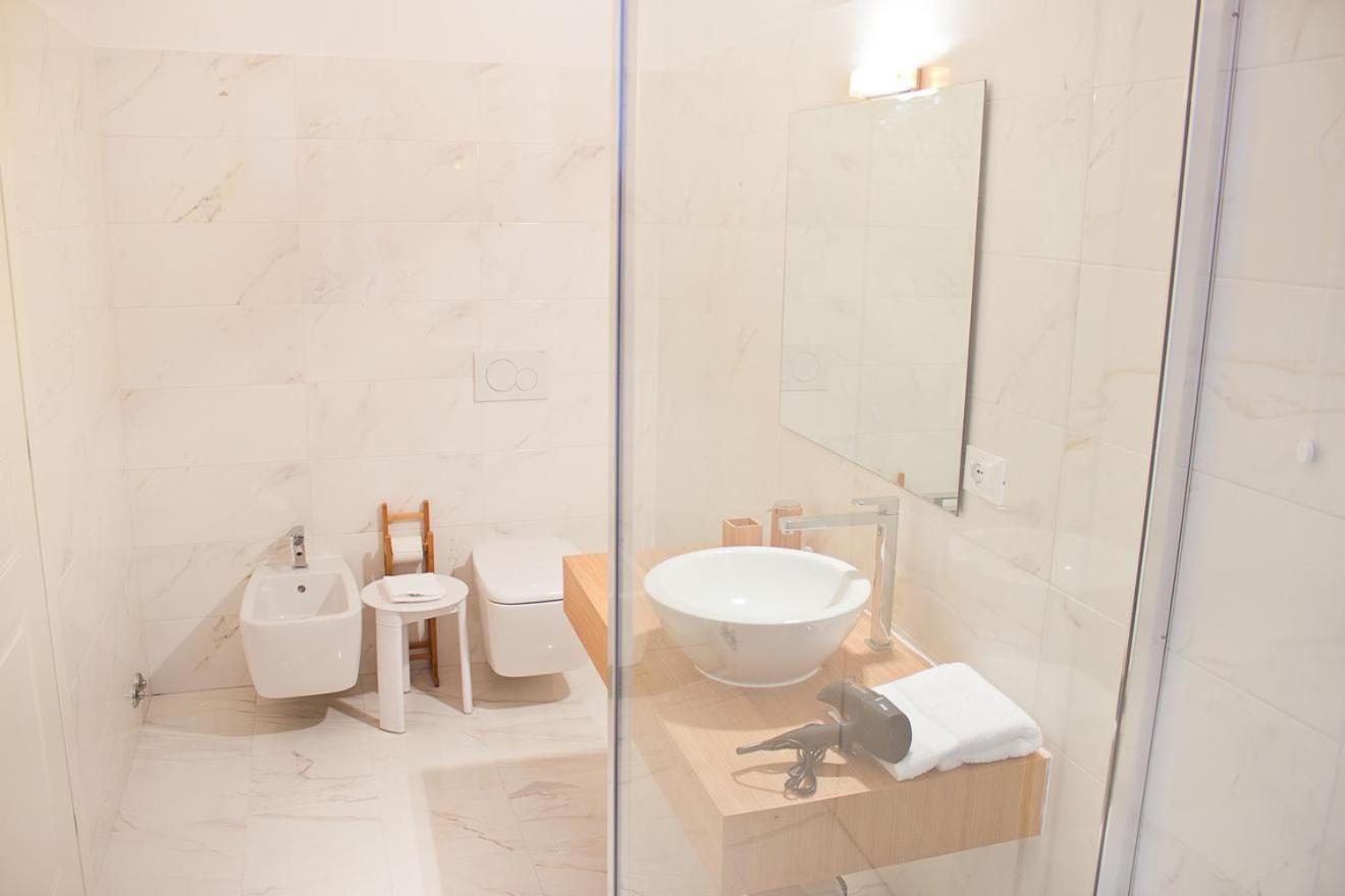 Deluxe Double Room with Balcony - Photo 5