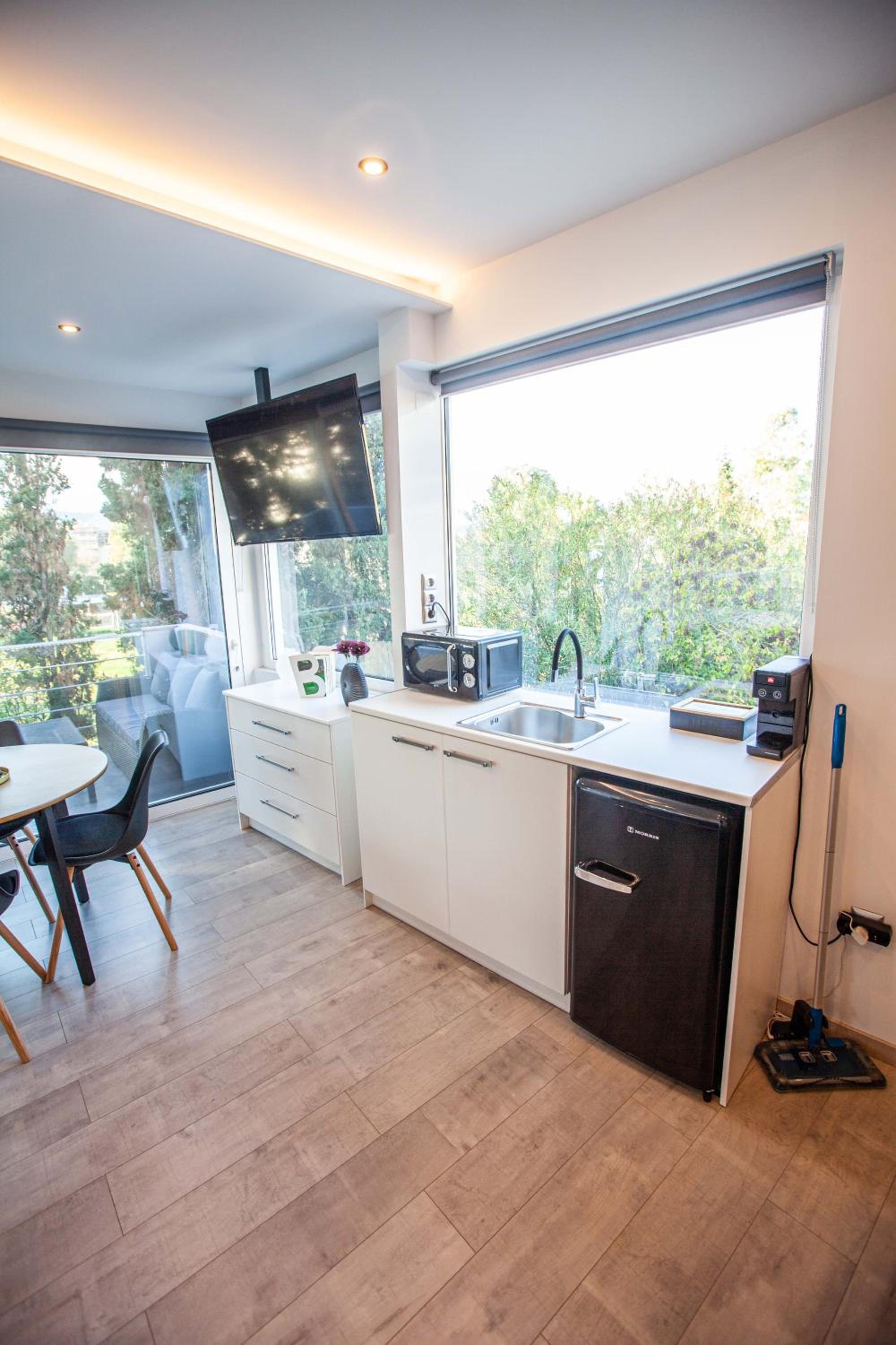 Deluxe Double Room with Balcony - Photo 9