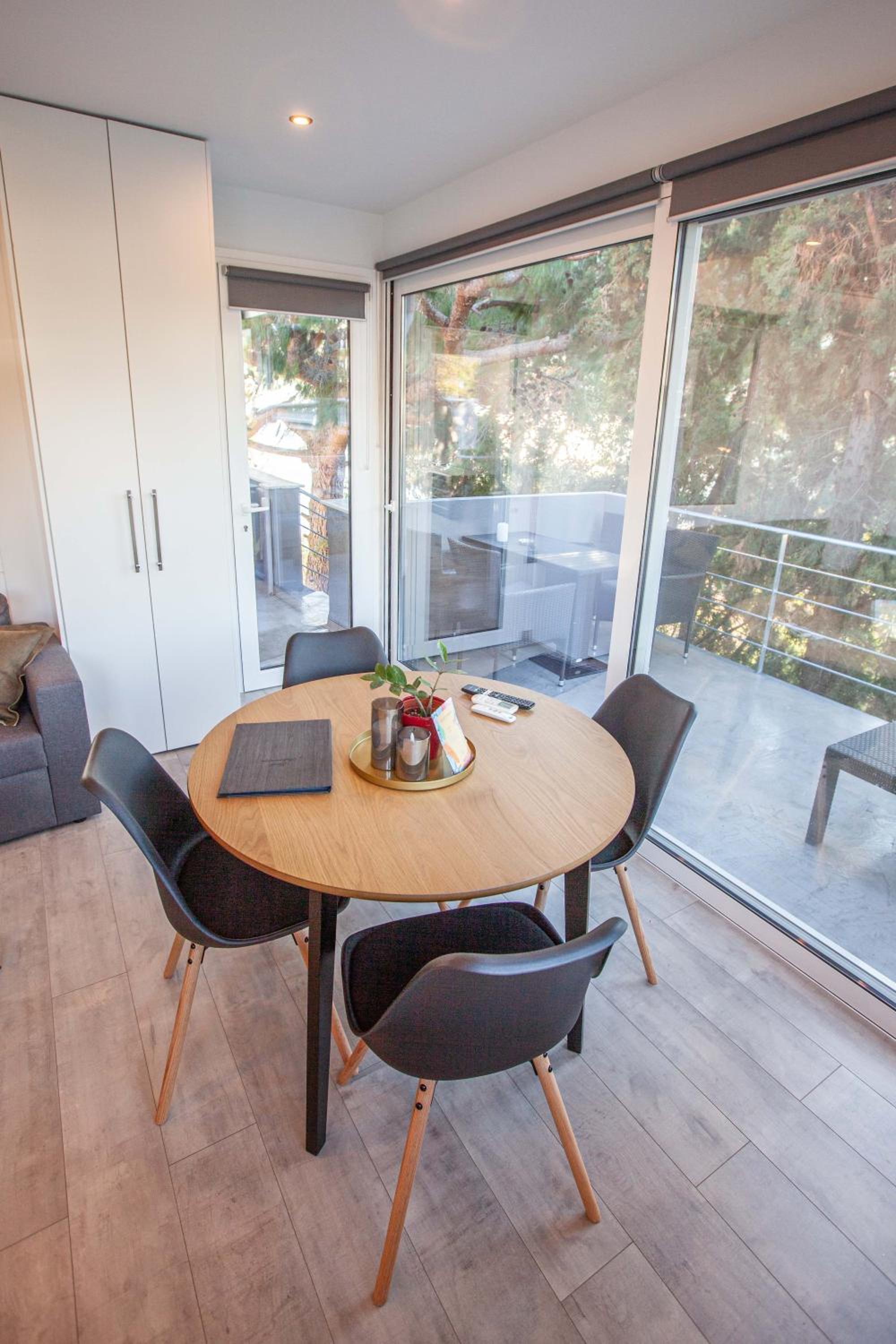 Deluxe Double Room with Balcony - Photo 18