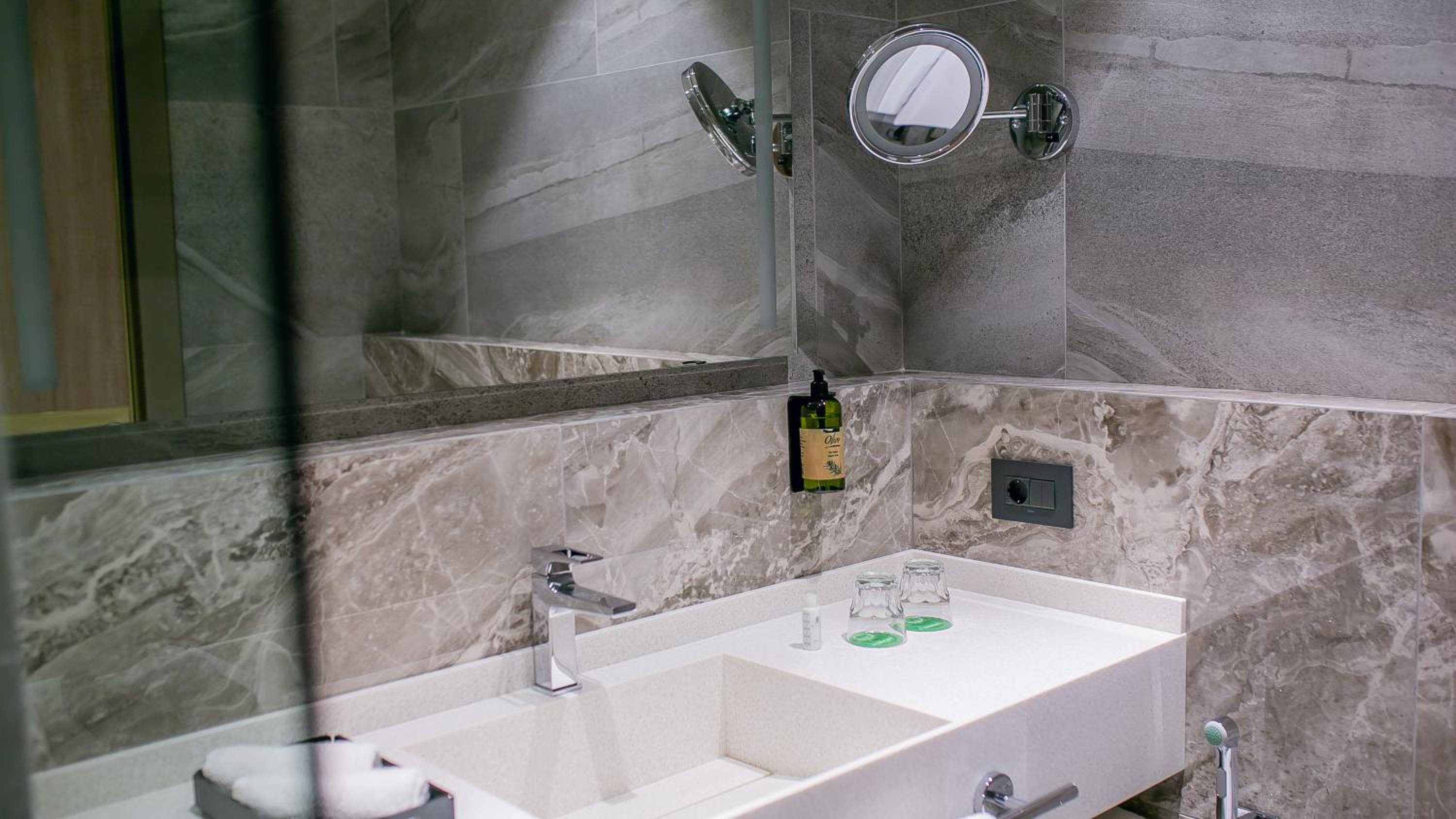 Deluxe Suite - Photo 9