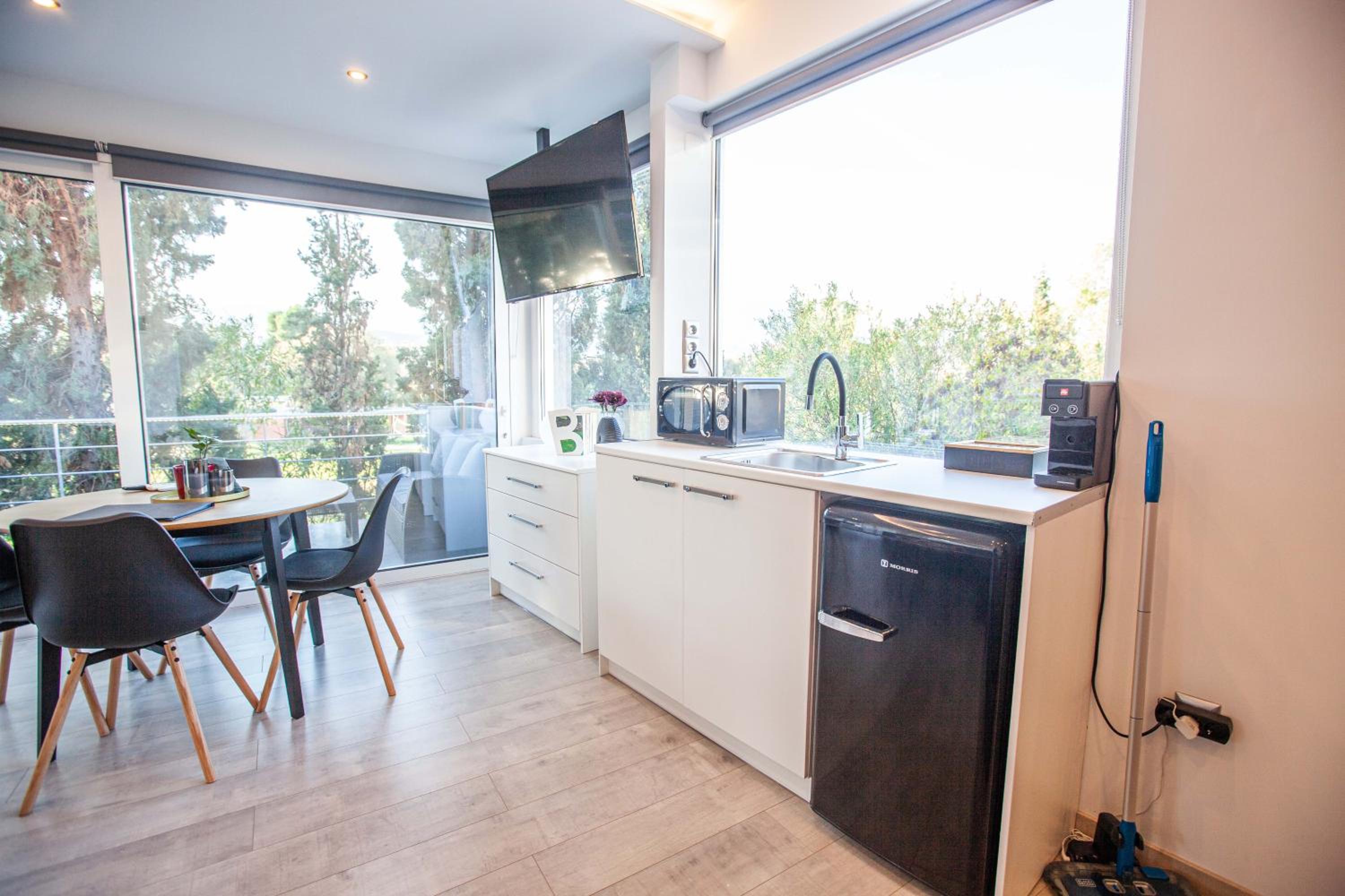 Deluxe Double Room with Balcony - Photo 10