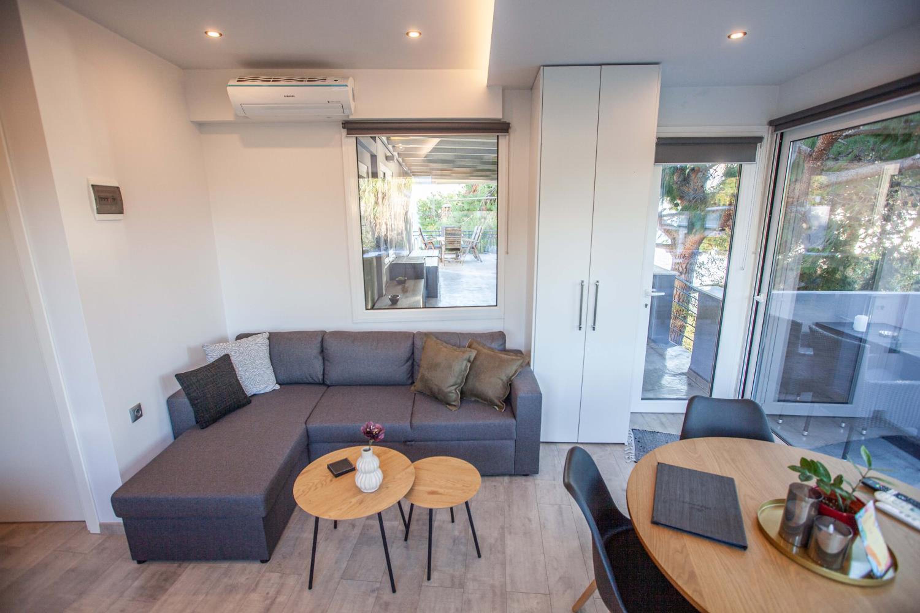 Deluxe Double Room with Balcony - Photo 16