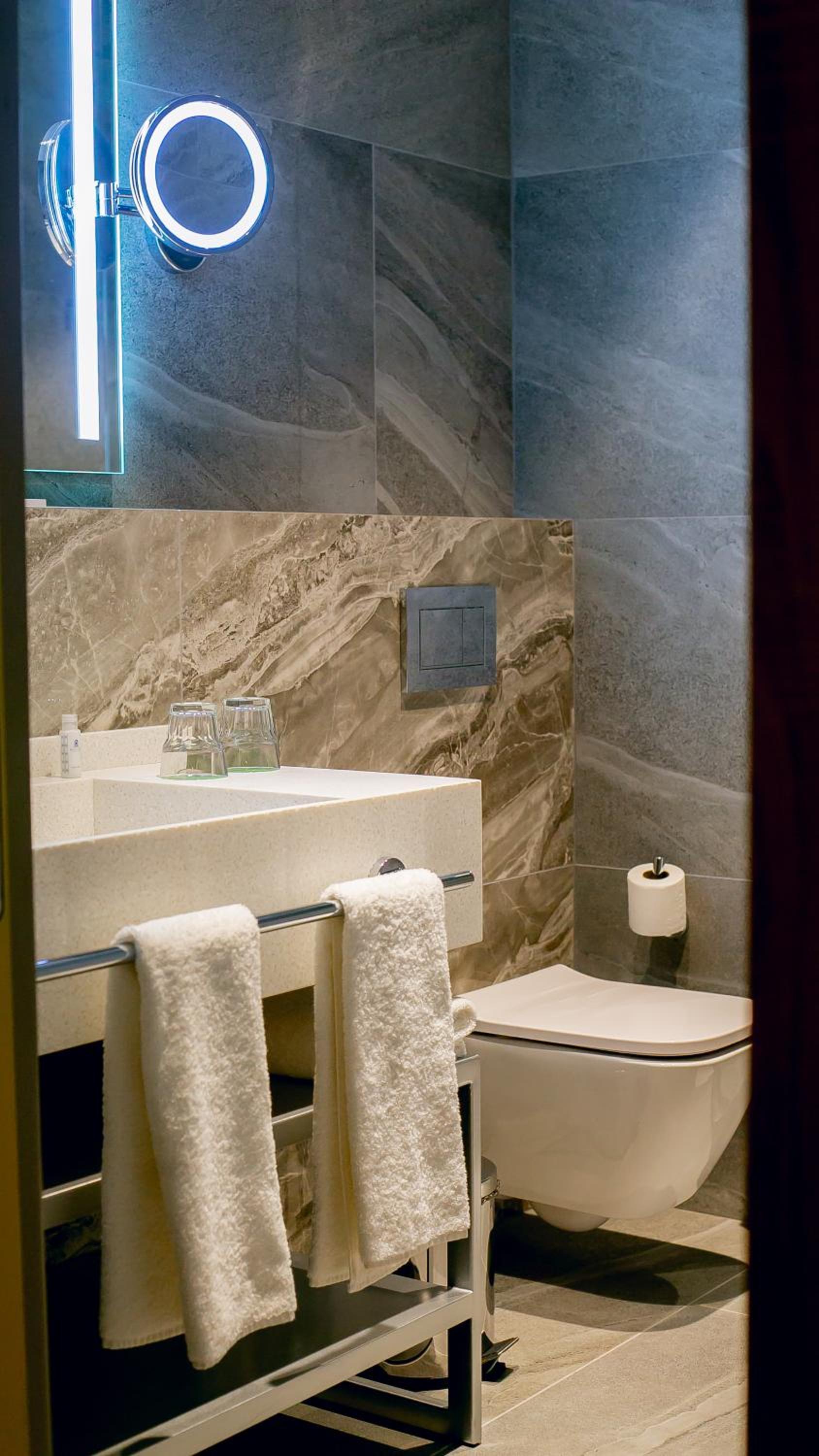 Deluxe Suite - Photo 6
