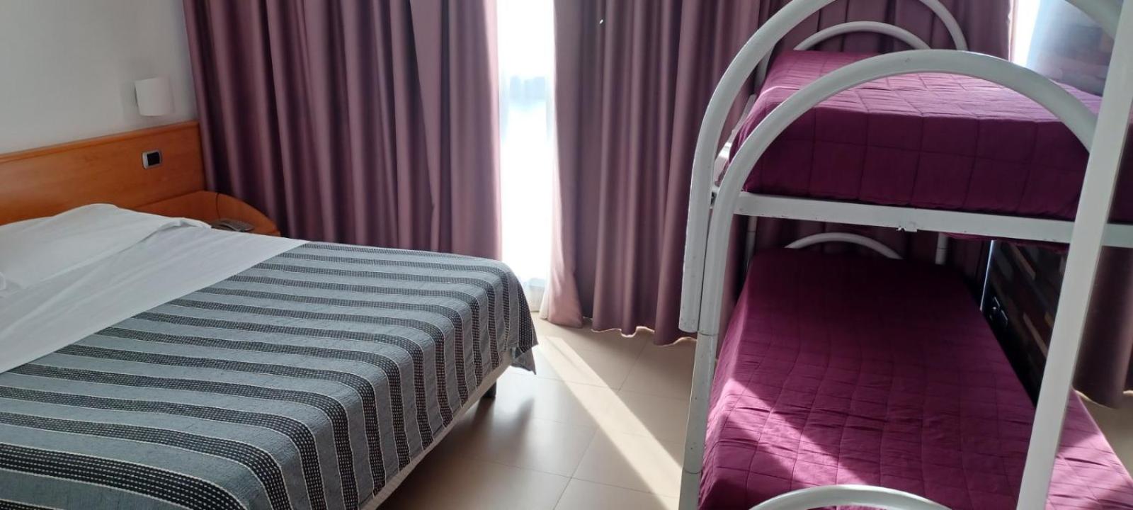 Quadruple Room with Private Bathroom - Photo 3