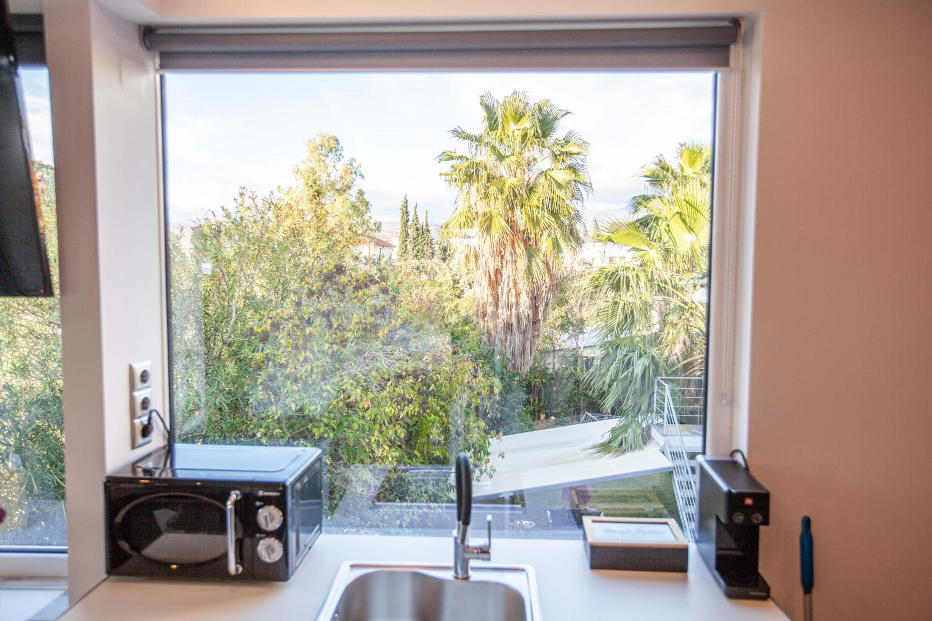 Deluxe Double Room with Balcony - Photo 6