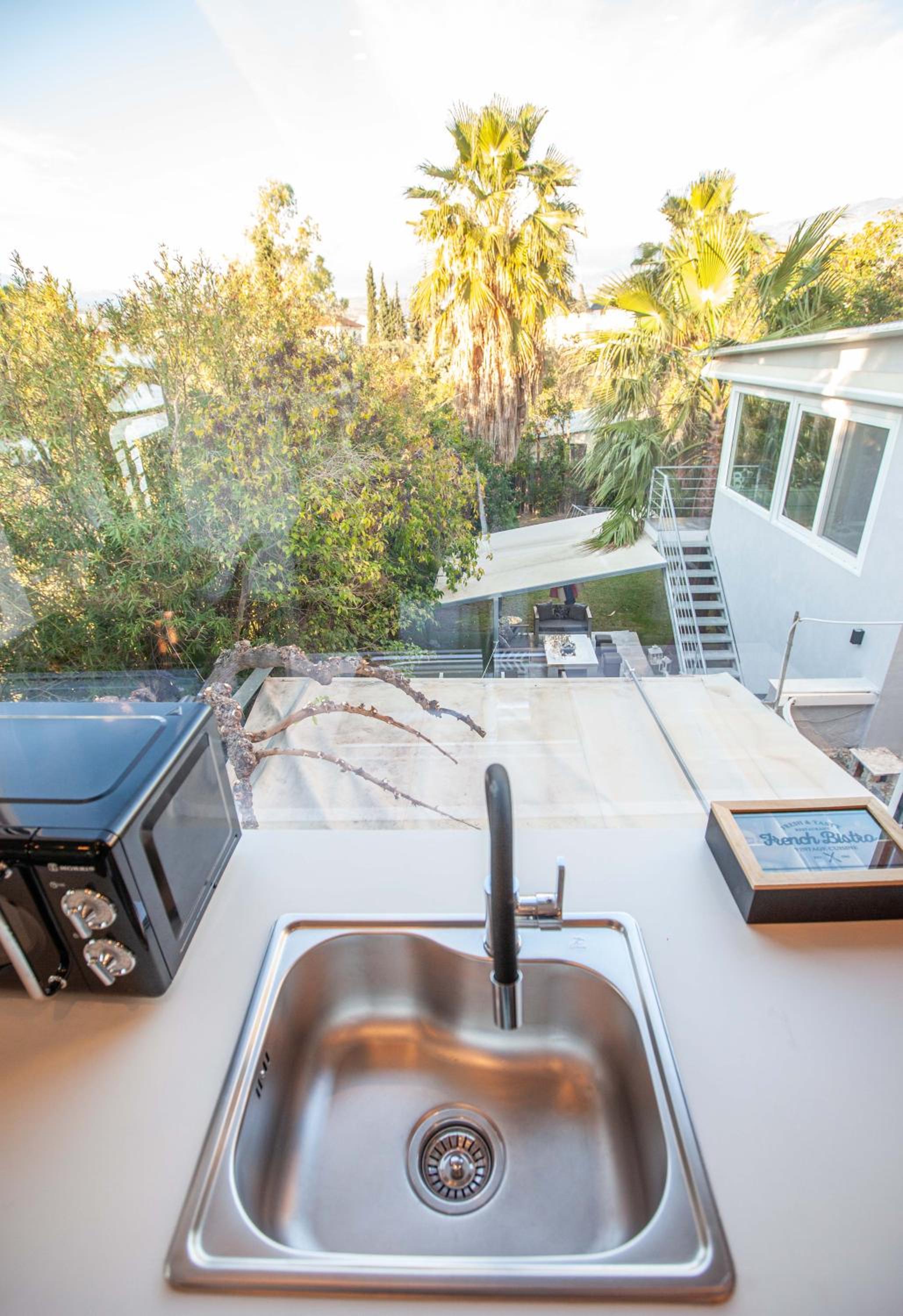 Deluxe Double Room with Balcony - Photo 7