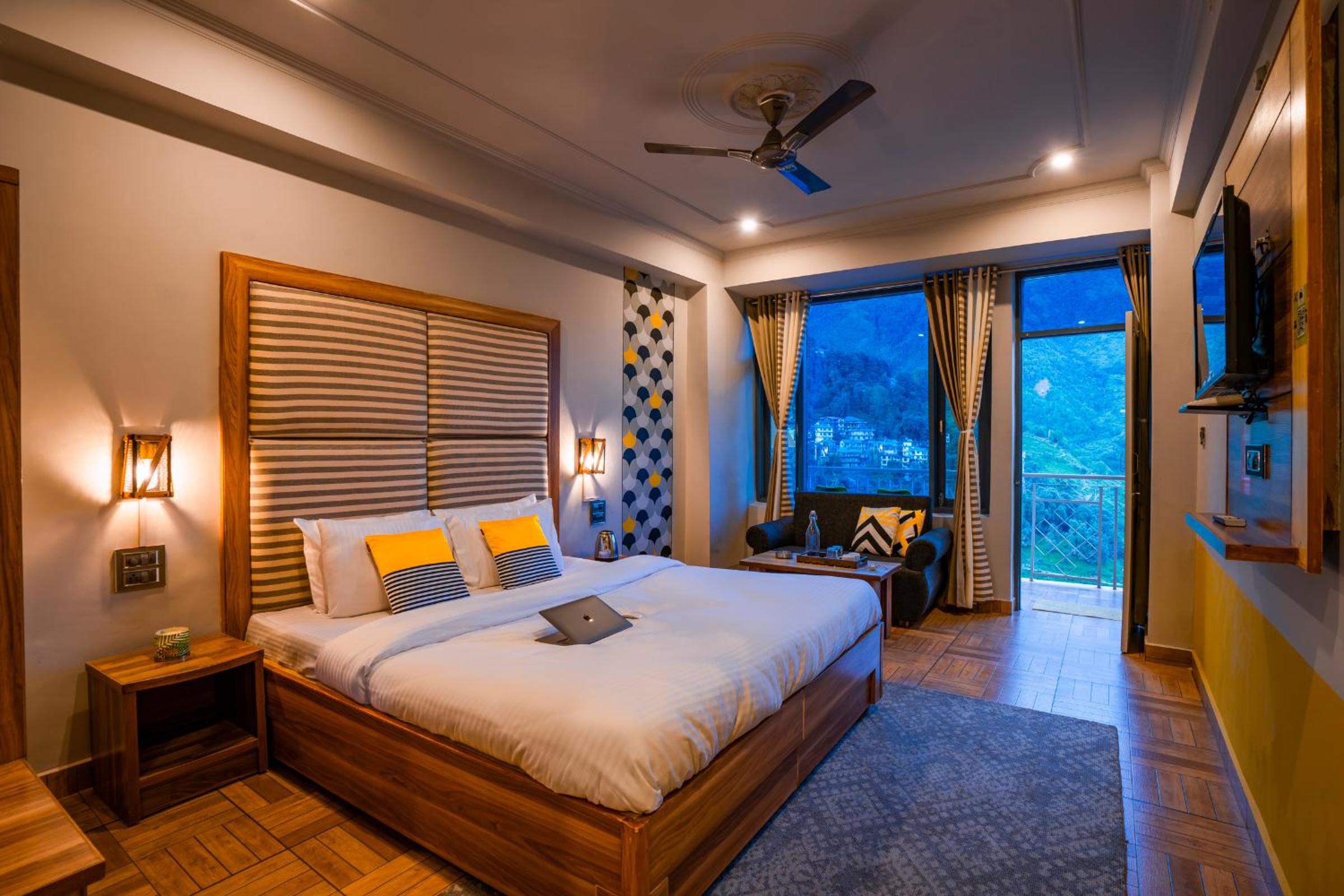 Deluxe Double Room with Balcony - Mountain View photo 1