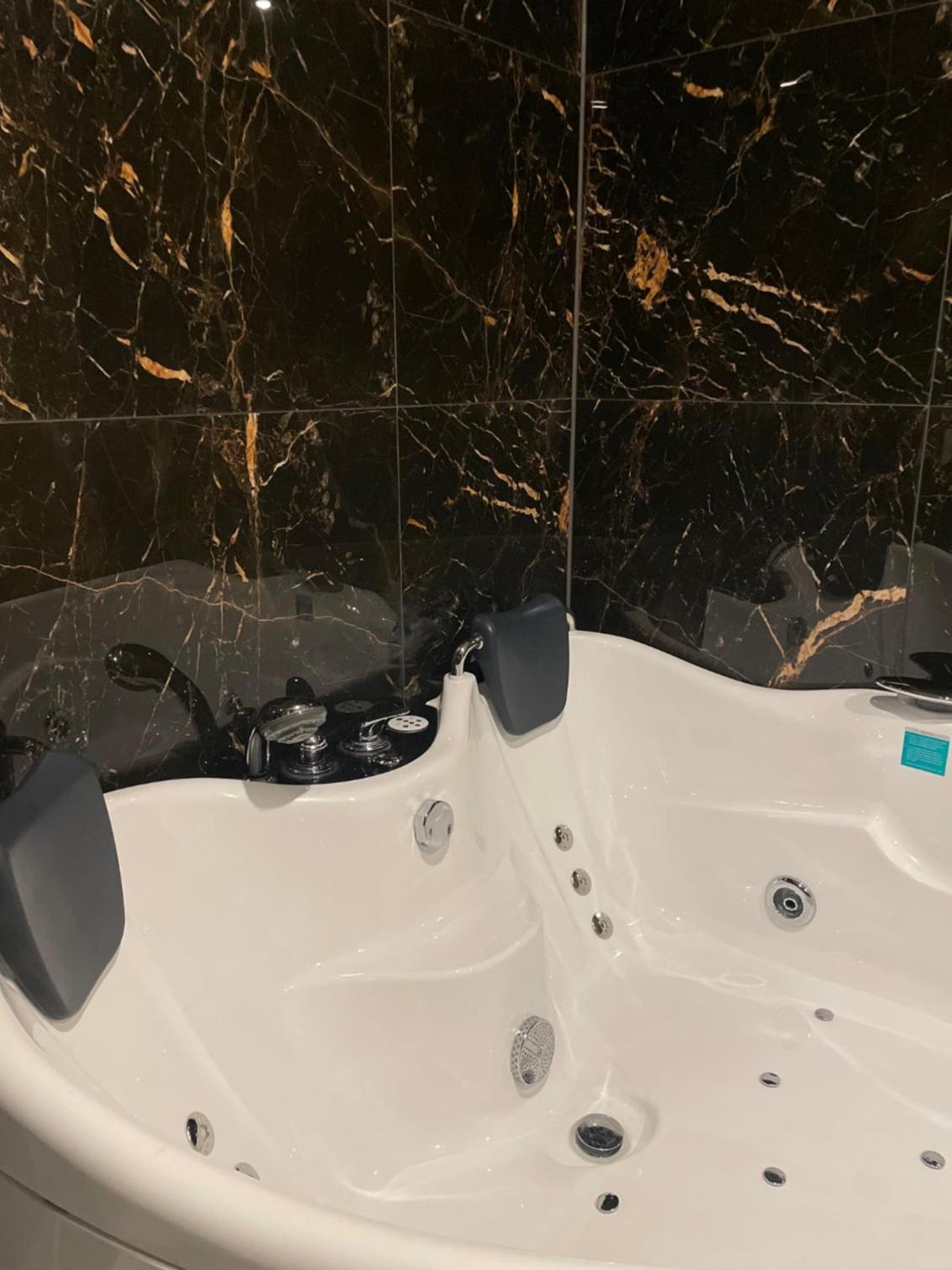 Suite with Spa Bath - Photo 2