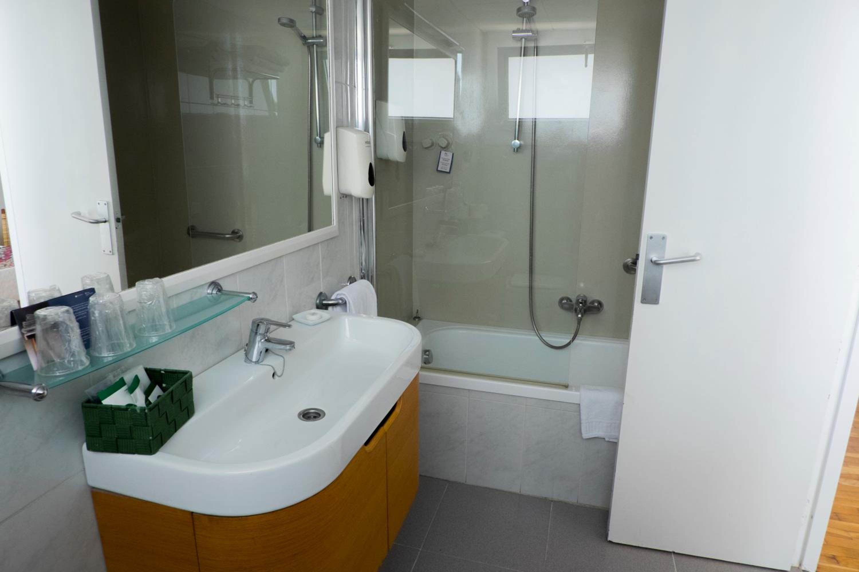 Double or Twin Room - Photo 5
