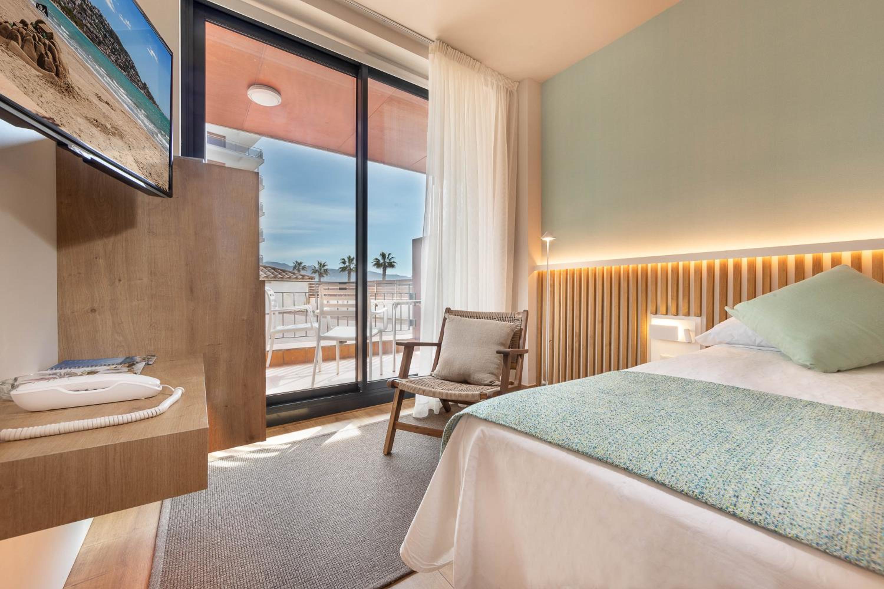 Premium Double or Twin Room with Lateral Sea View and Spa Access photo 3