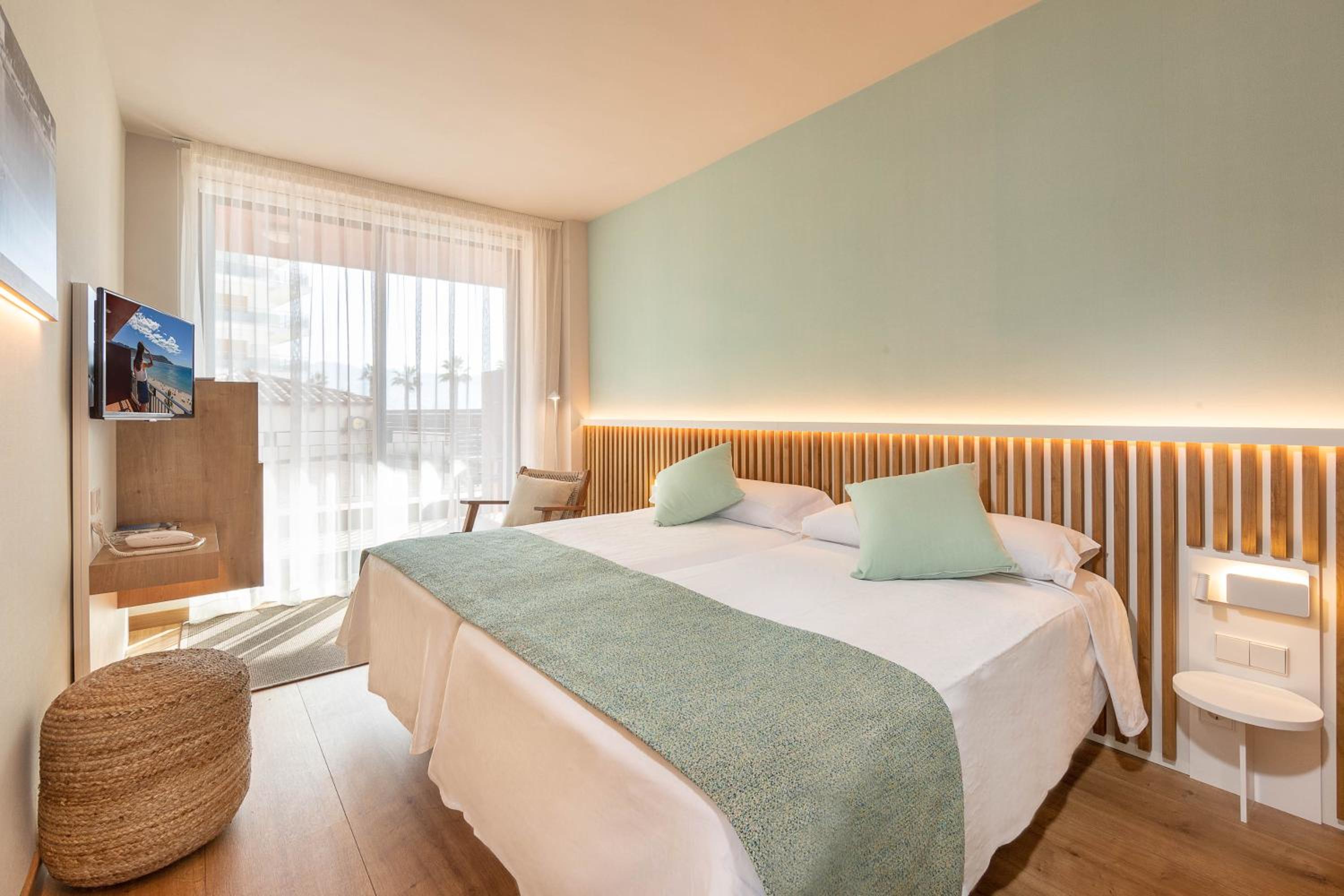 Habitación Doble o Twin Premium con Vista Lateral al Mar y Acceso al Spa