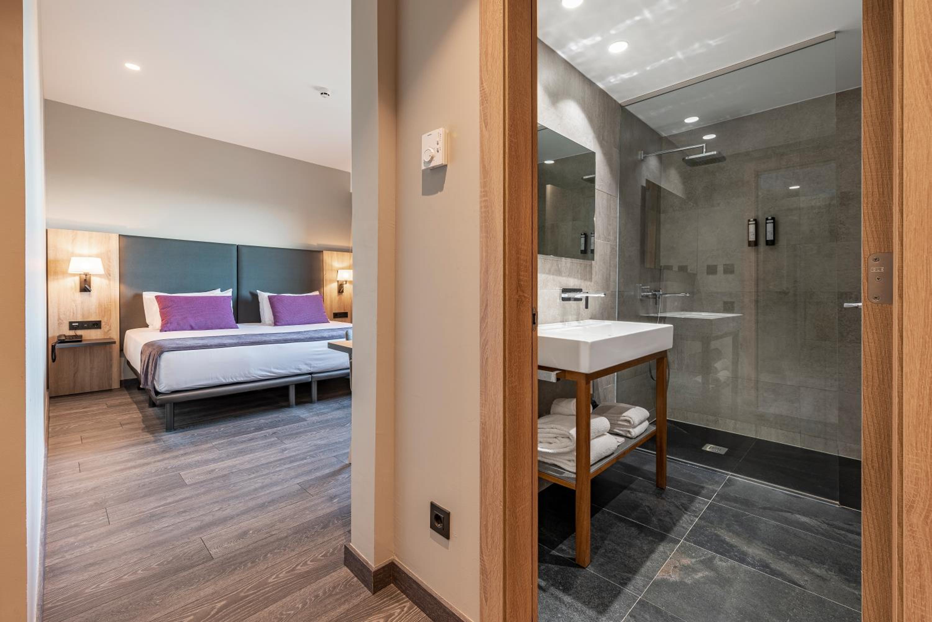 Double Room with City View and Window photo 2
