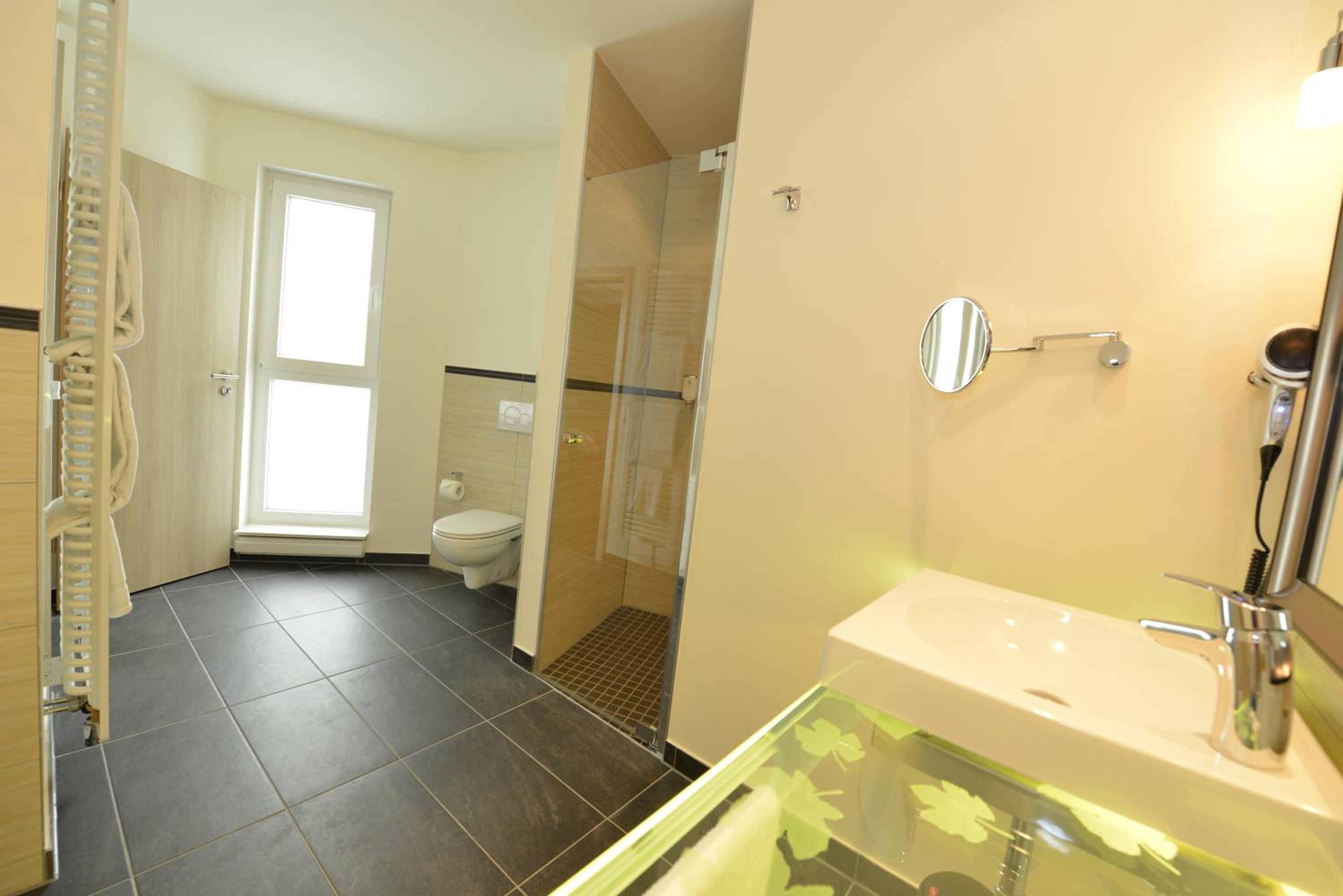 Suite - Photo 2