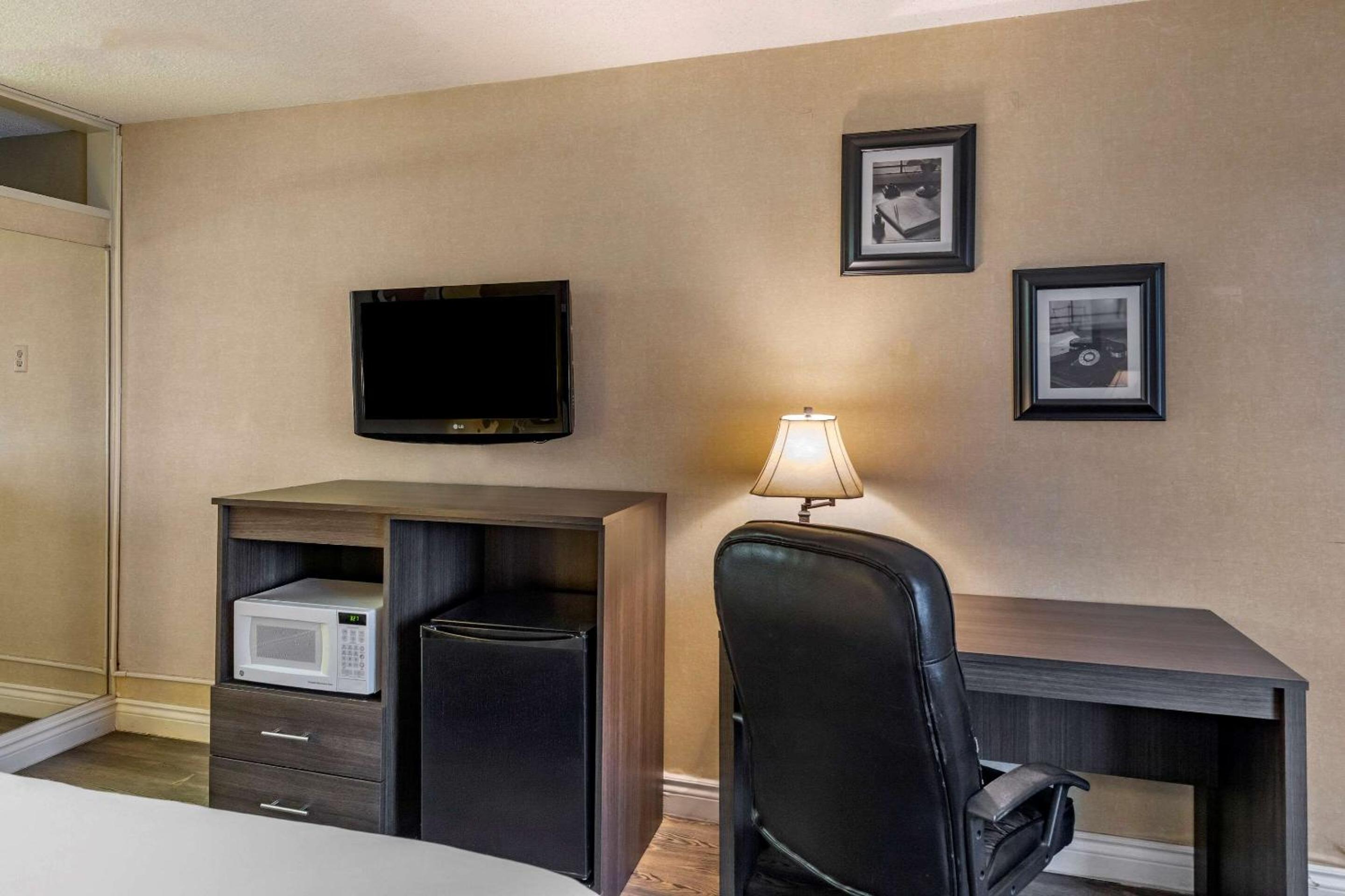 Standard King Room - Non-Smoking  - Photo 2