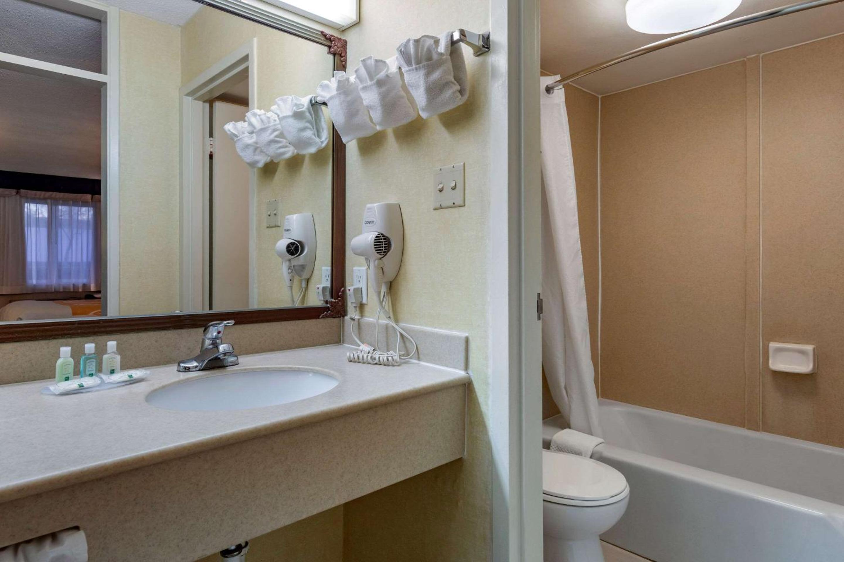 Deluxe Queen Room with Two Queen Beds - Non-Smoking - Photo 2