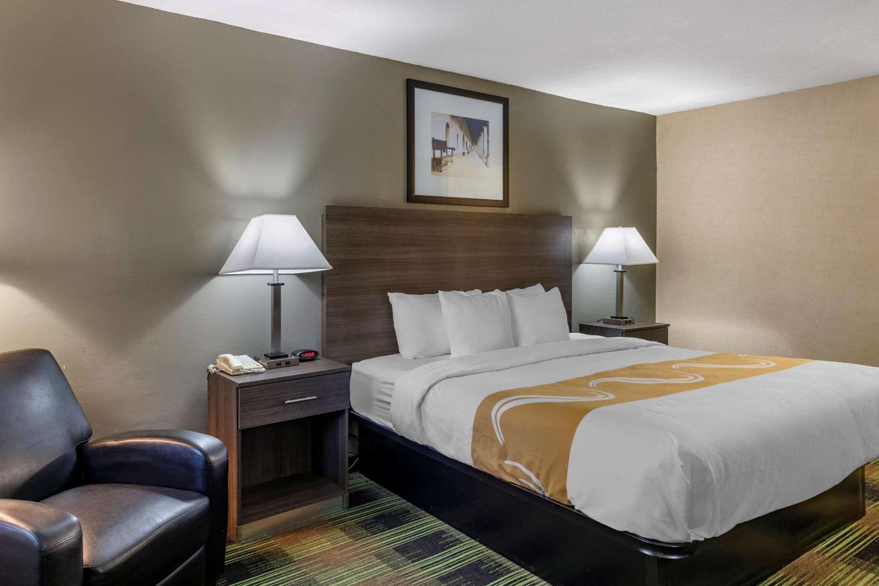 King Room with Roll-In Shower - Accessible/Non-Smoking - Photo 1