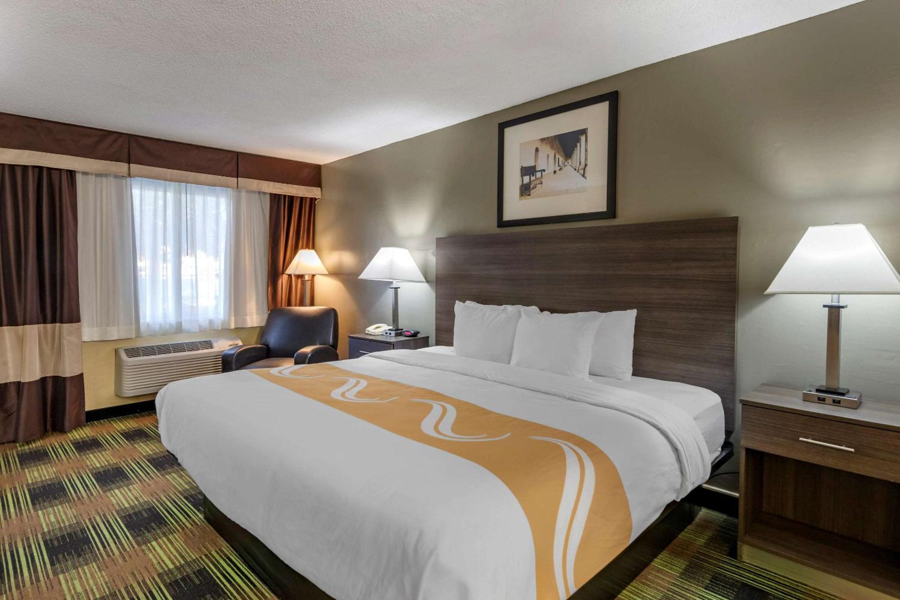 King Room with Roll-In Shower - Accessible/Non-Smoking - Photo 2