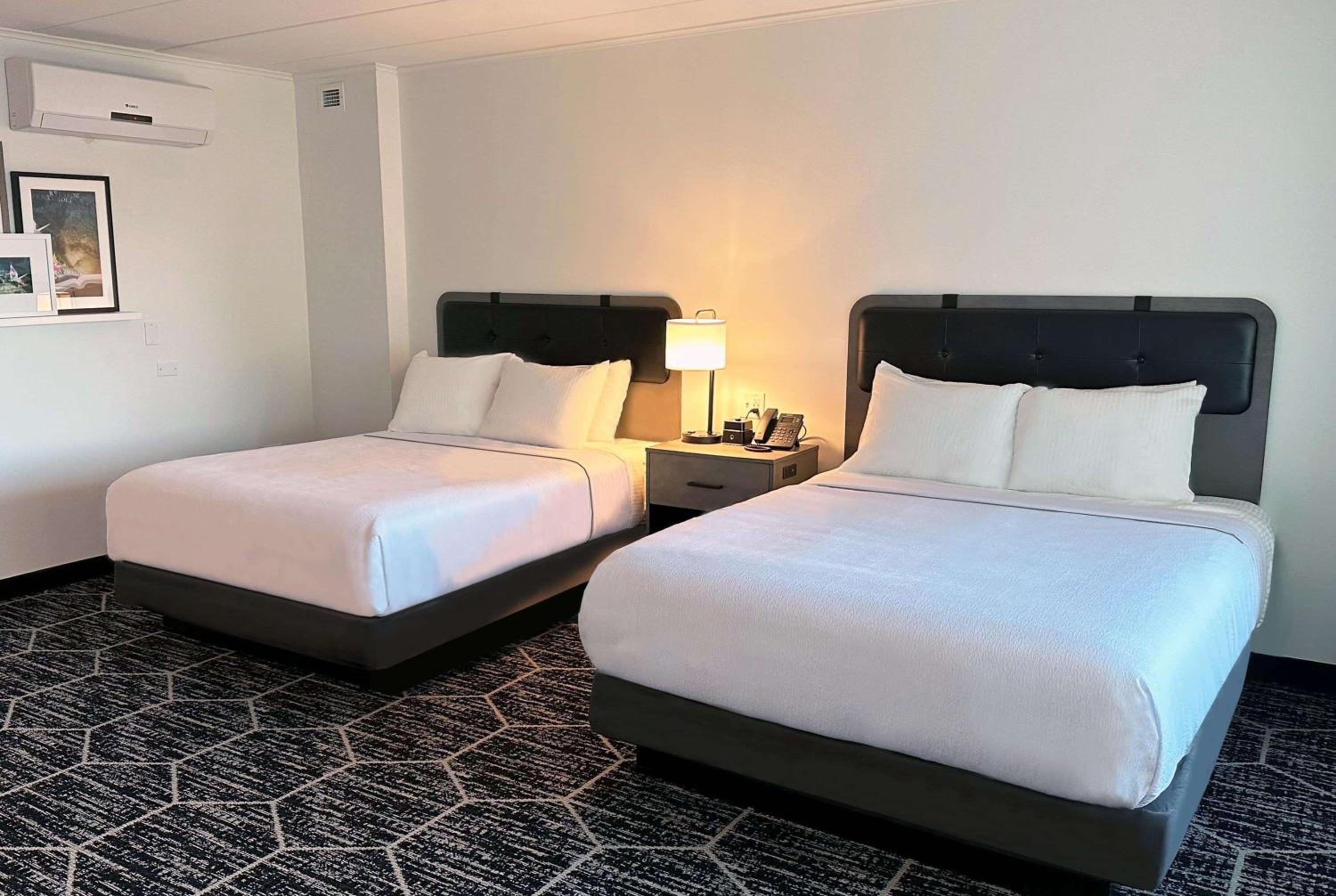 Queen Room with Two Queen Beds - Non-Smoking photo 2