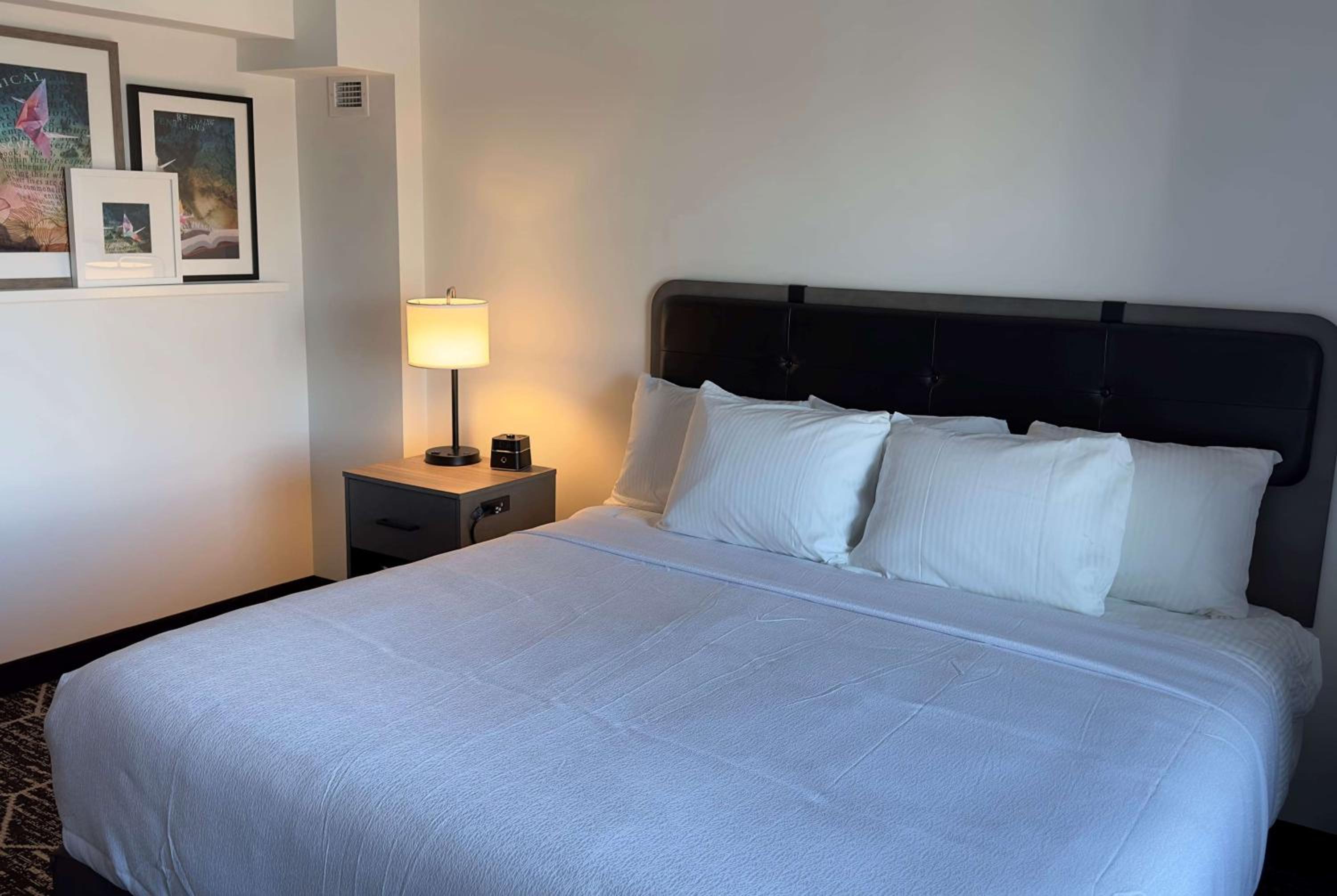 King Room with Bath Tub - Mobility Accessible/Non-Smoking photo 2