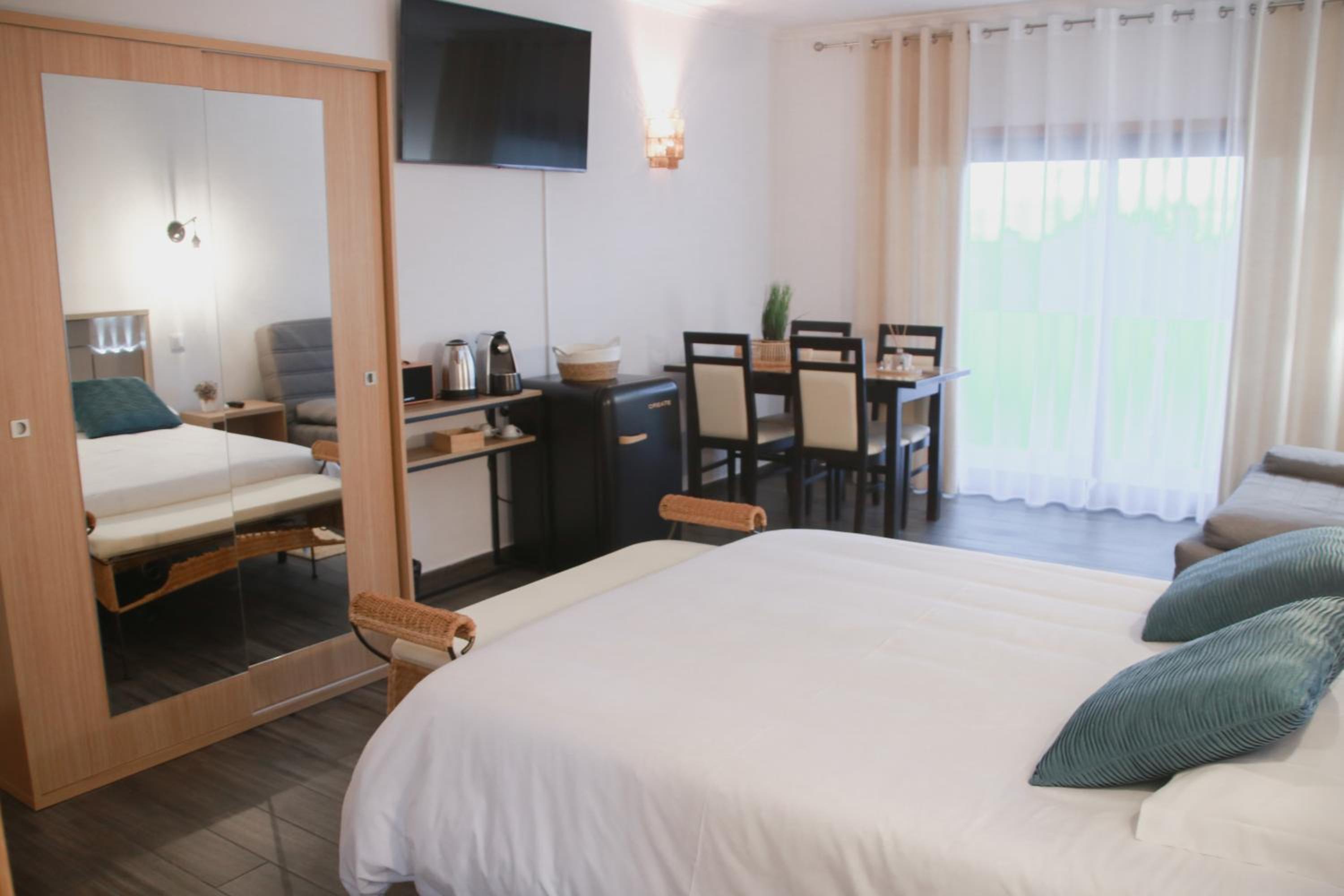 Deluxe Double Room (2 Adults + 1 Child) photo 3