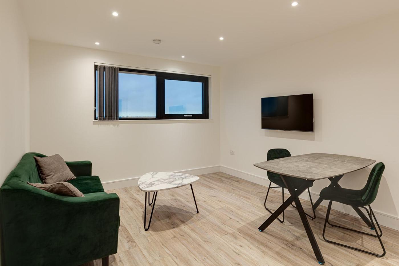 One Bedroom Apartment - Balcony photo 2