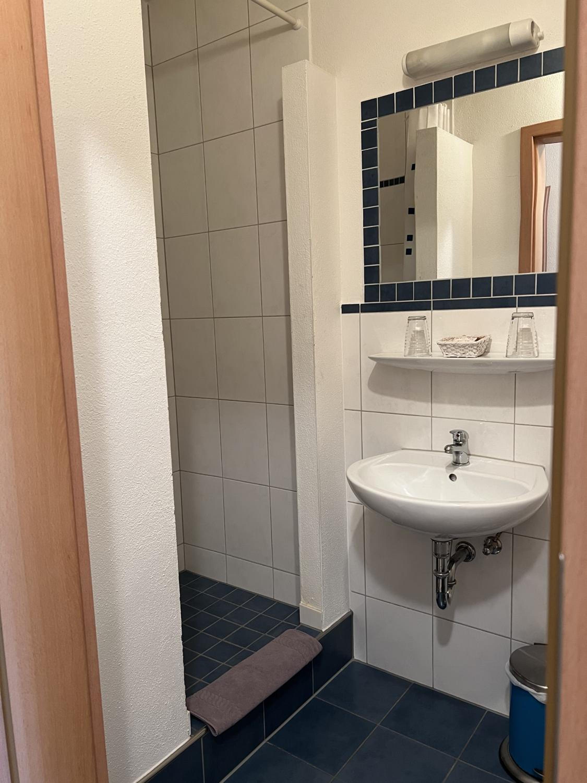 Small Twin Room - Photo 2