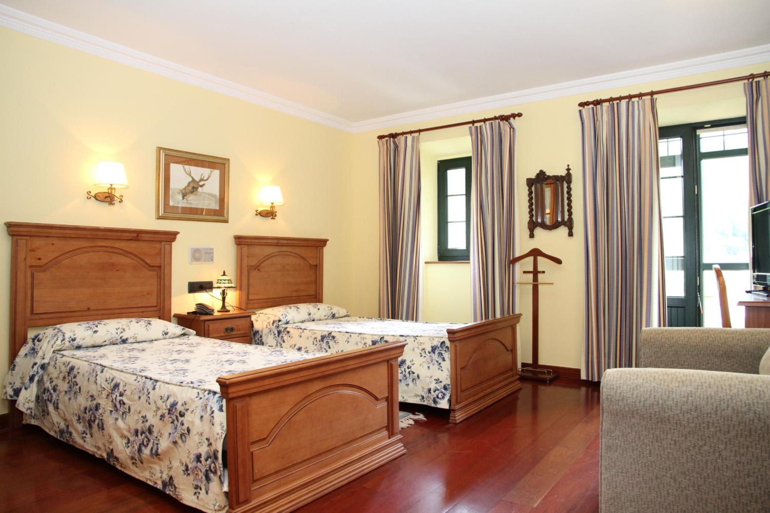 Twin Room with Private Bathroom photo 2