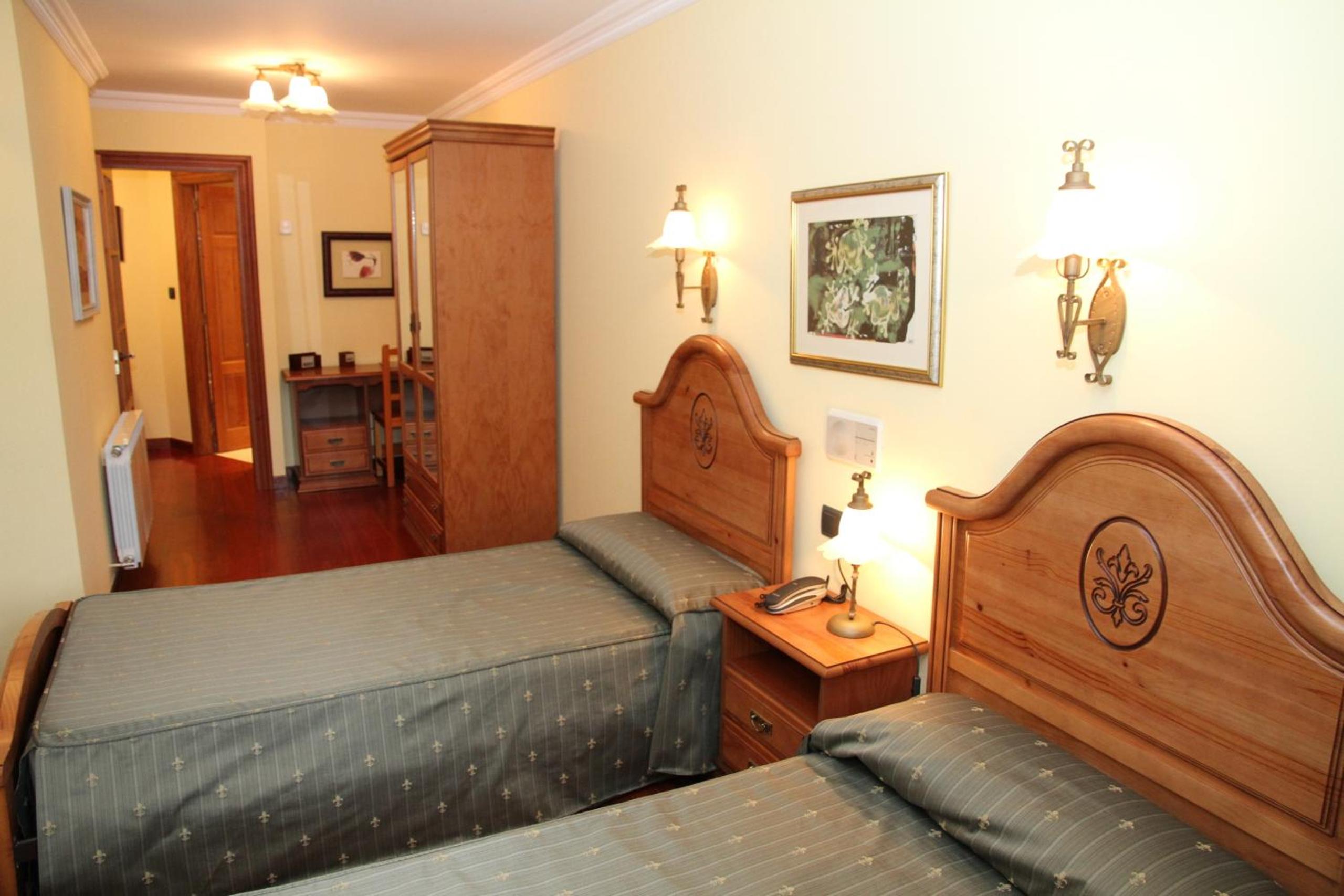 Twin Room with Private Bathroom photo 3