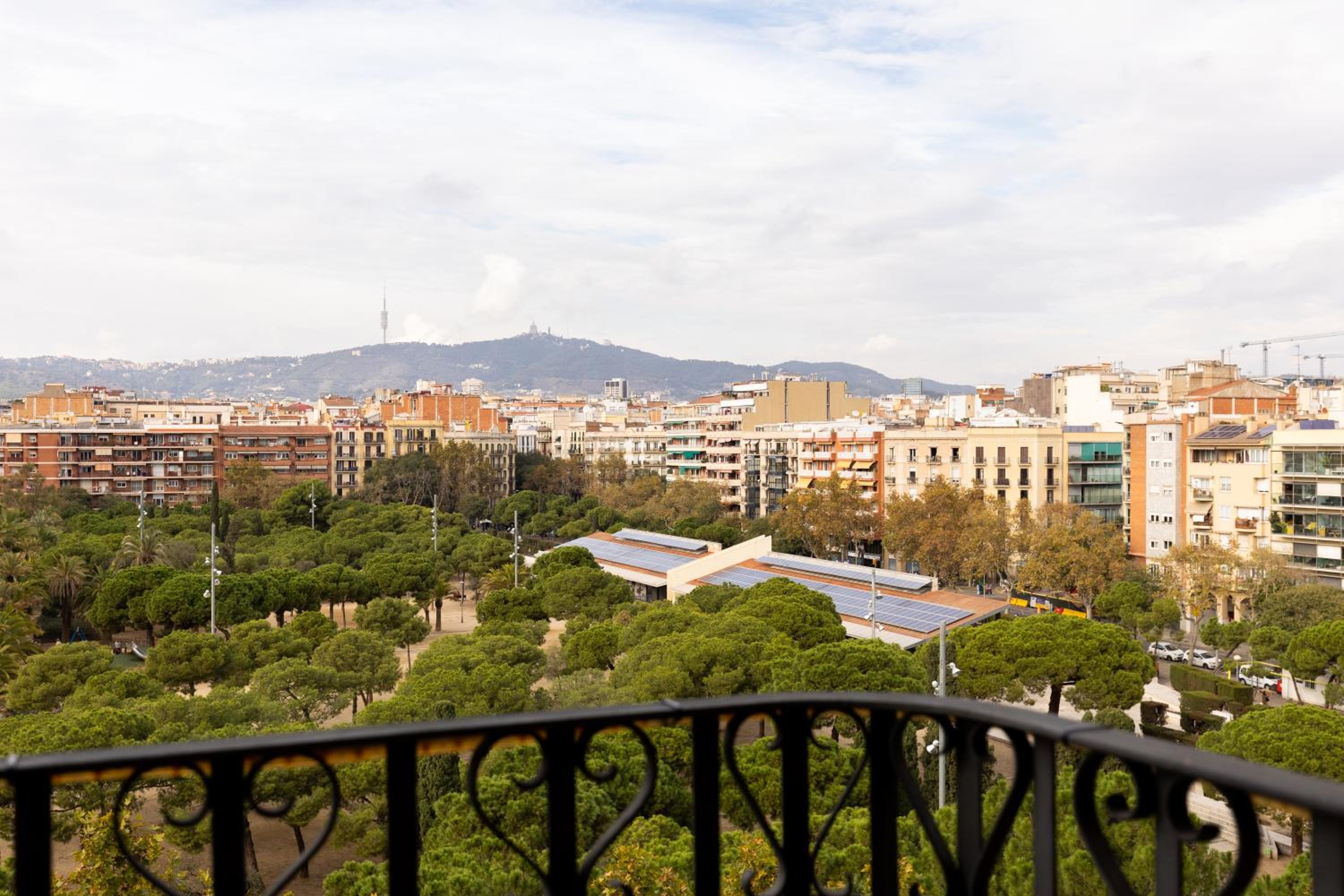 Twin Room with Balcony and Park View photo 3
