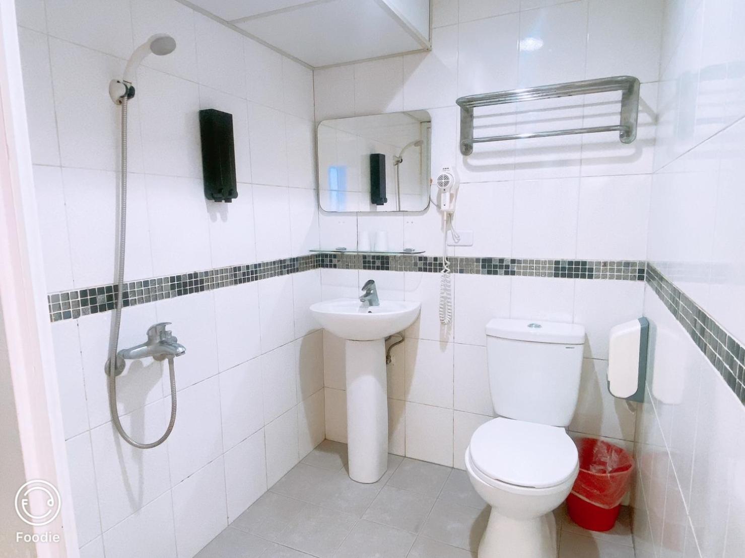 Budget Double Room No Window - Photo 4