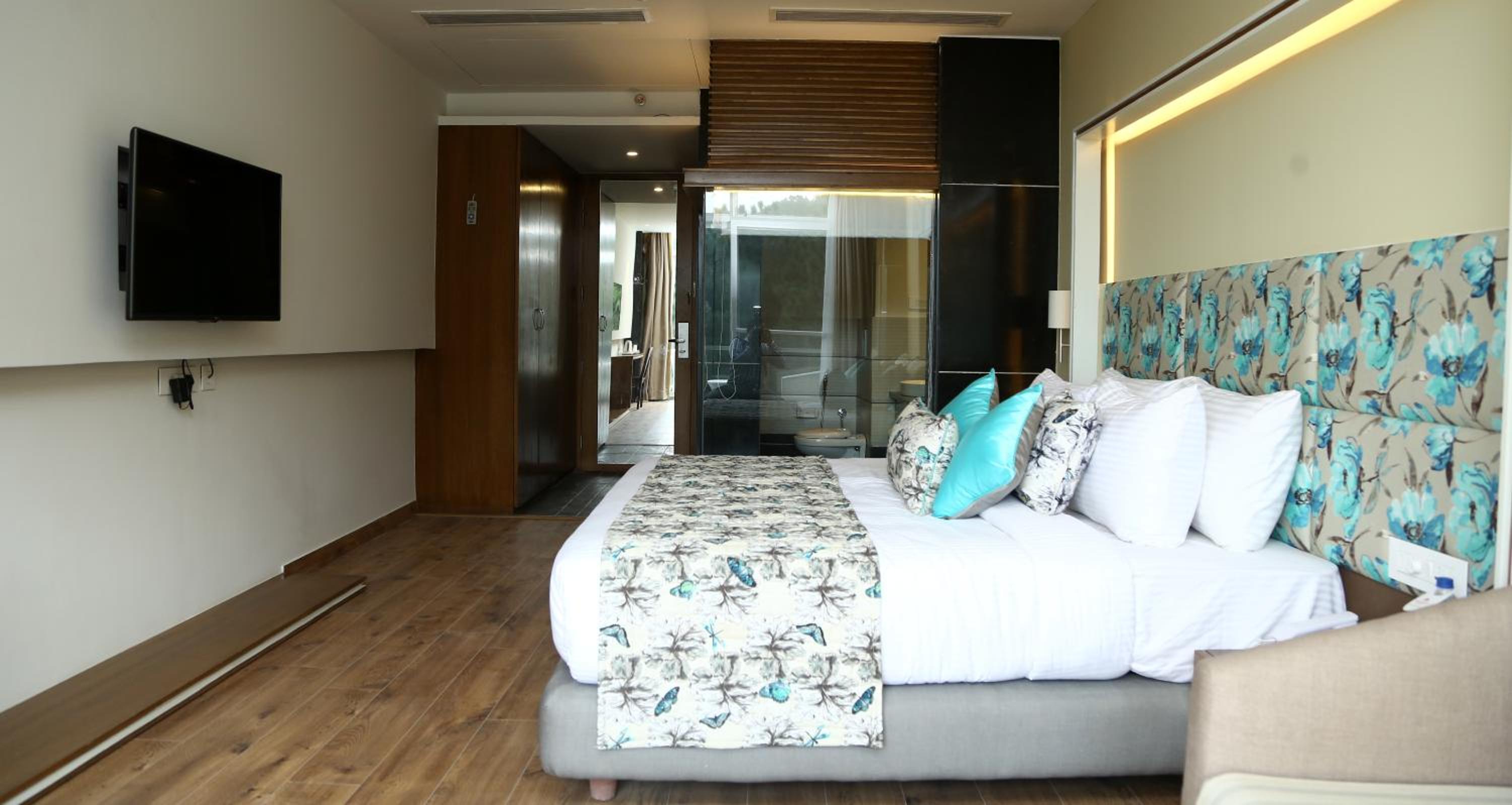Deluxe Double Room with Bath - Photo 10