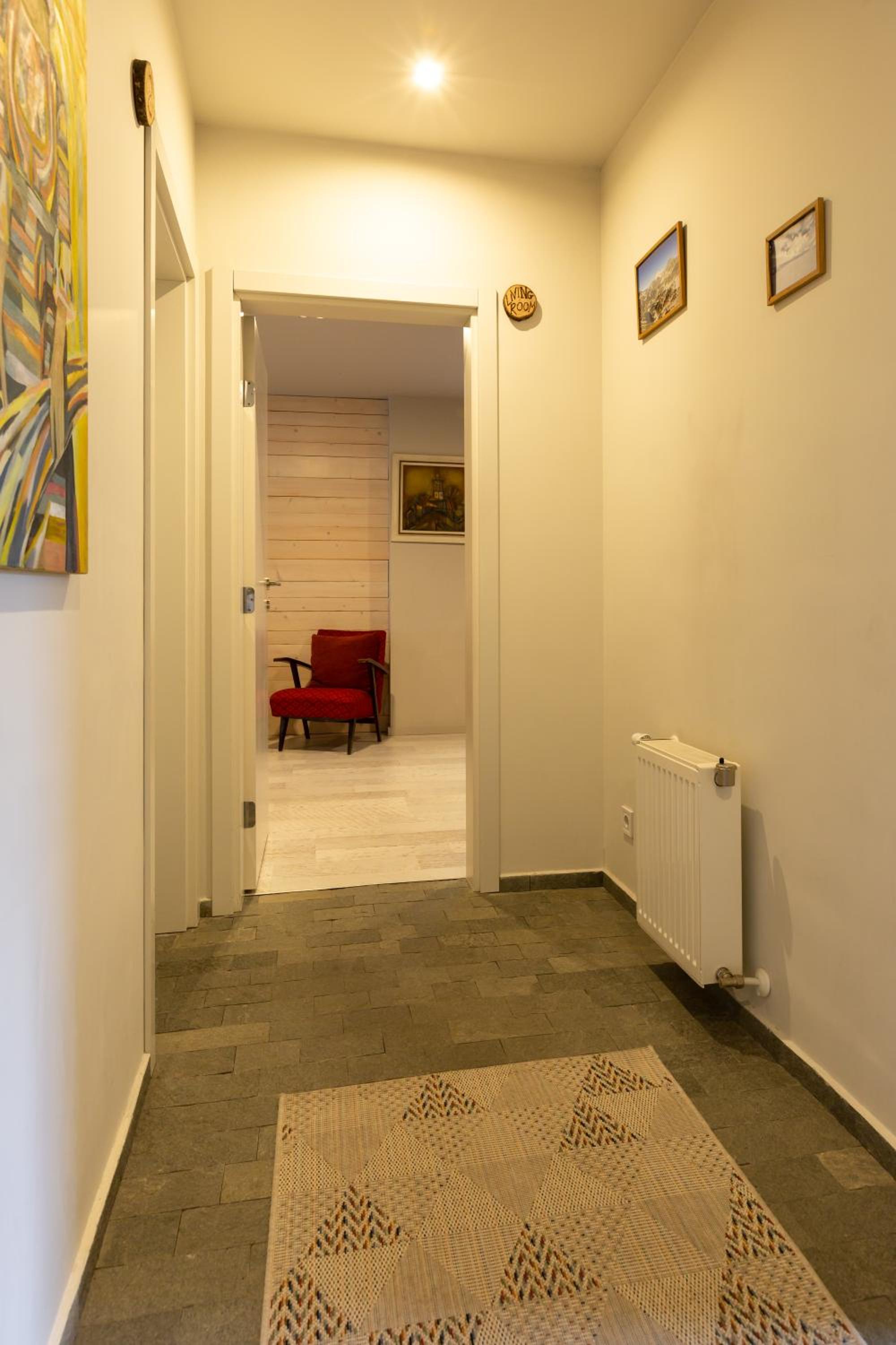 Eight-Bedroom House photo 2