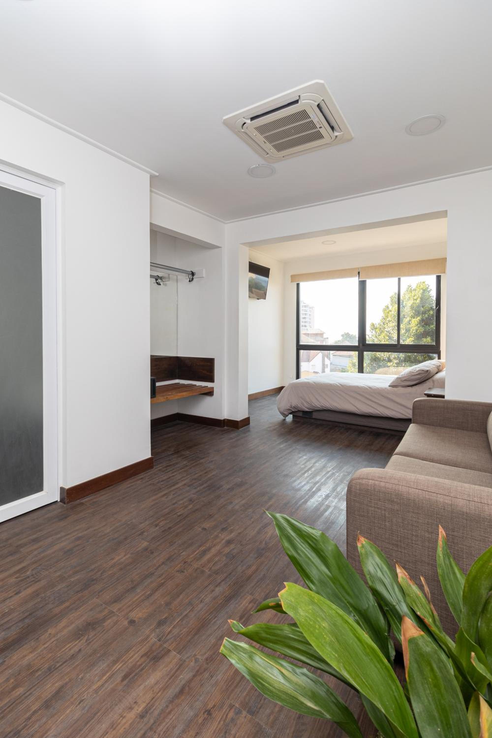 Deluxe Room (2 Adults + 1 Child)