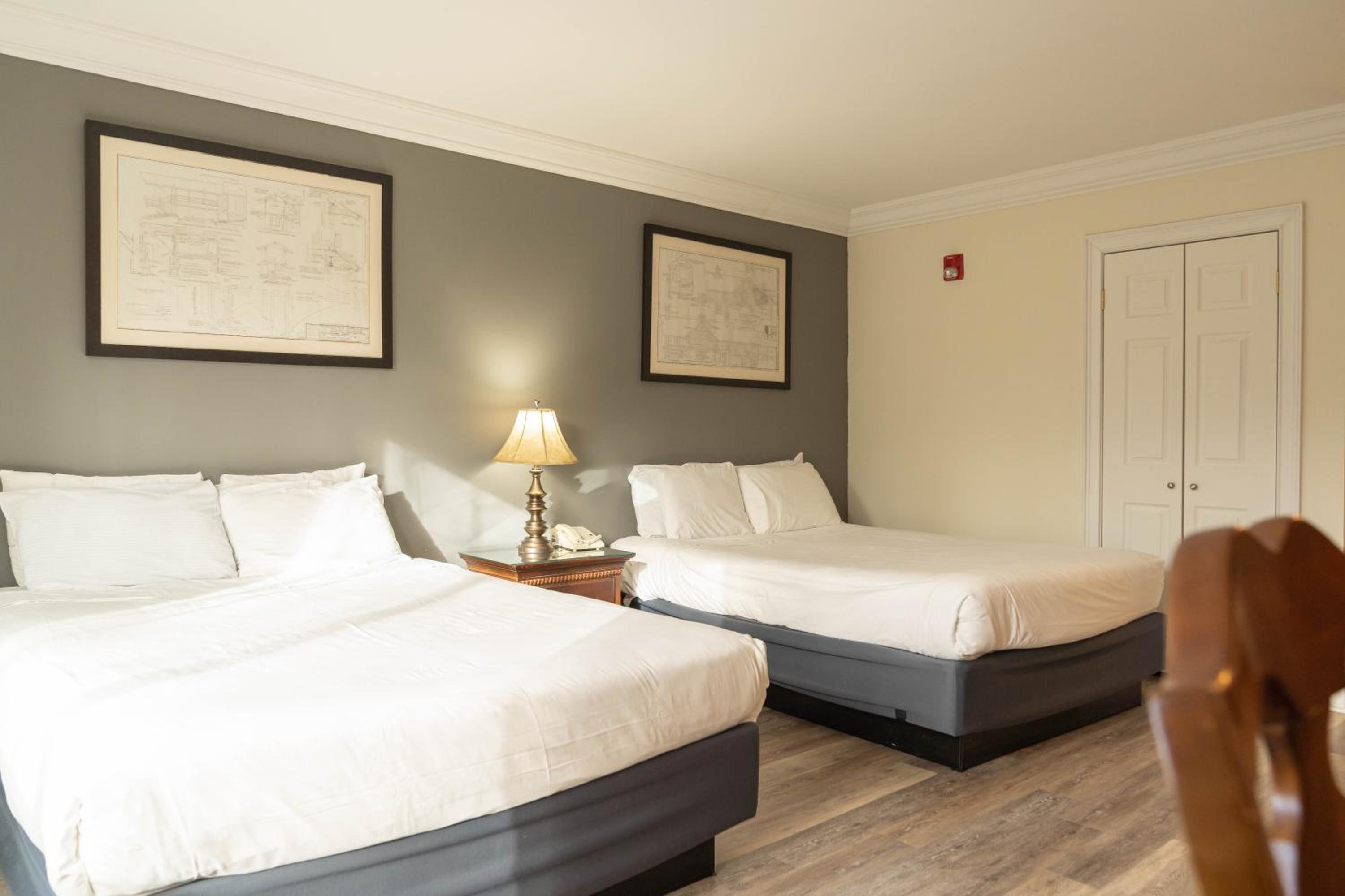 Queen Room with Two Queen Beds - Photo 3