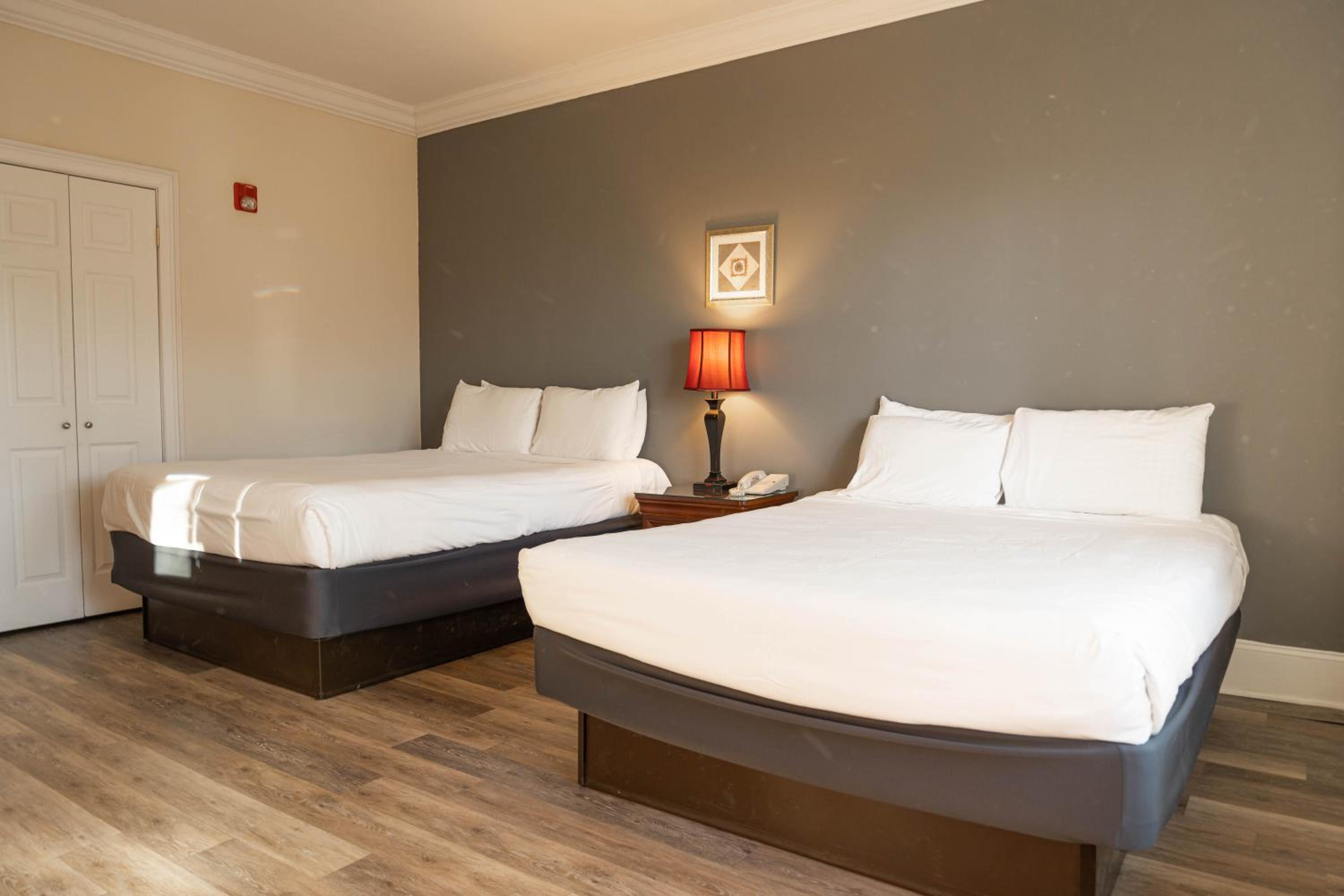 Queen Room with Two Queen Beds - Photo 4