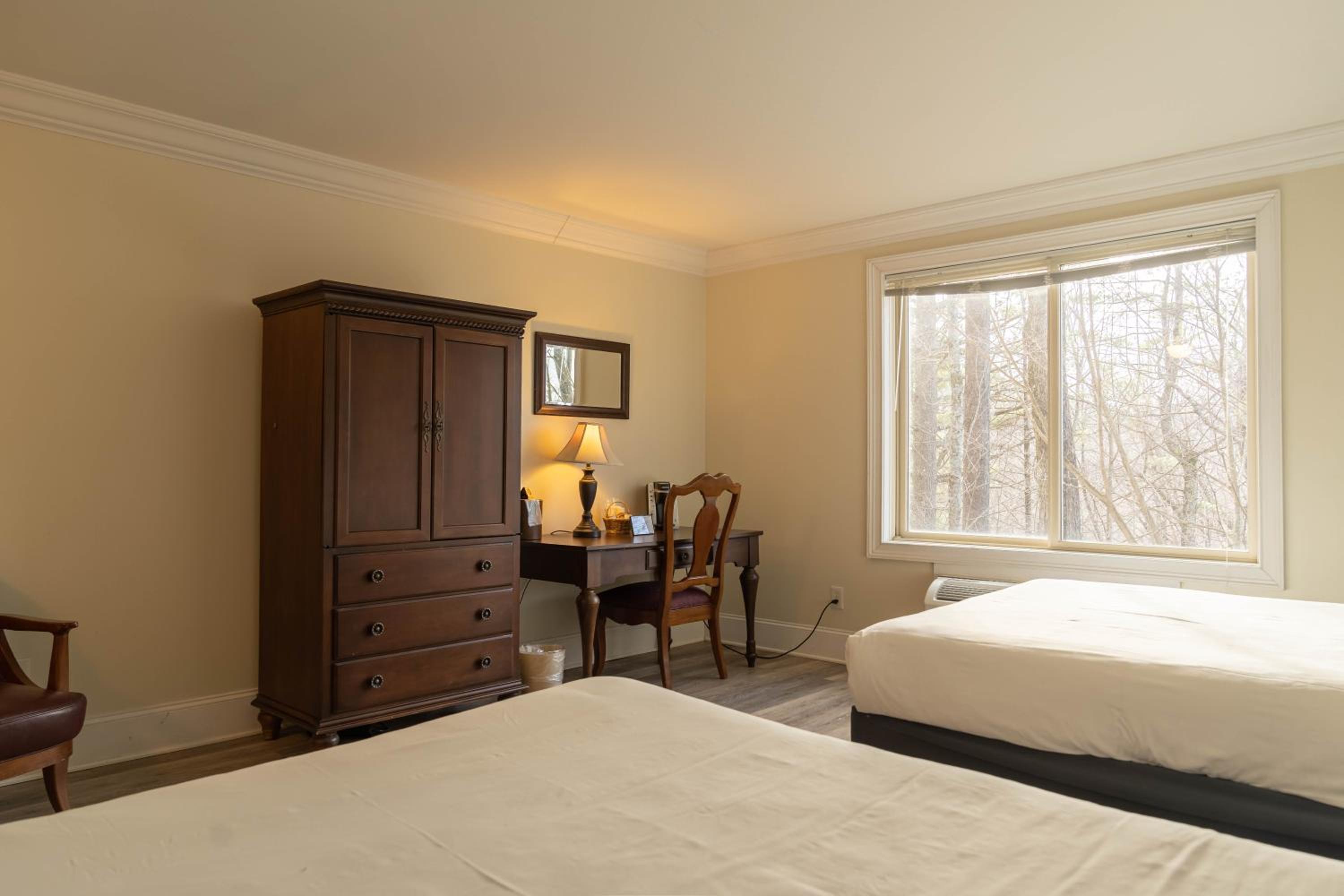 Queen Room with Two Queen Beds - Photo 7