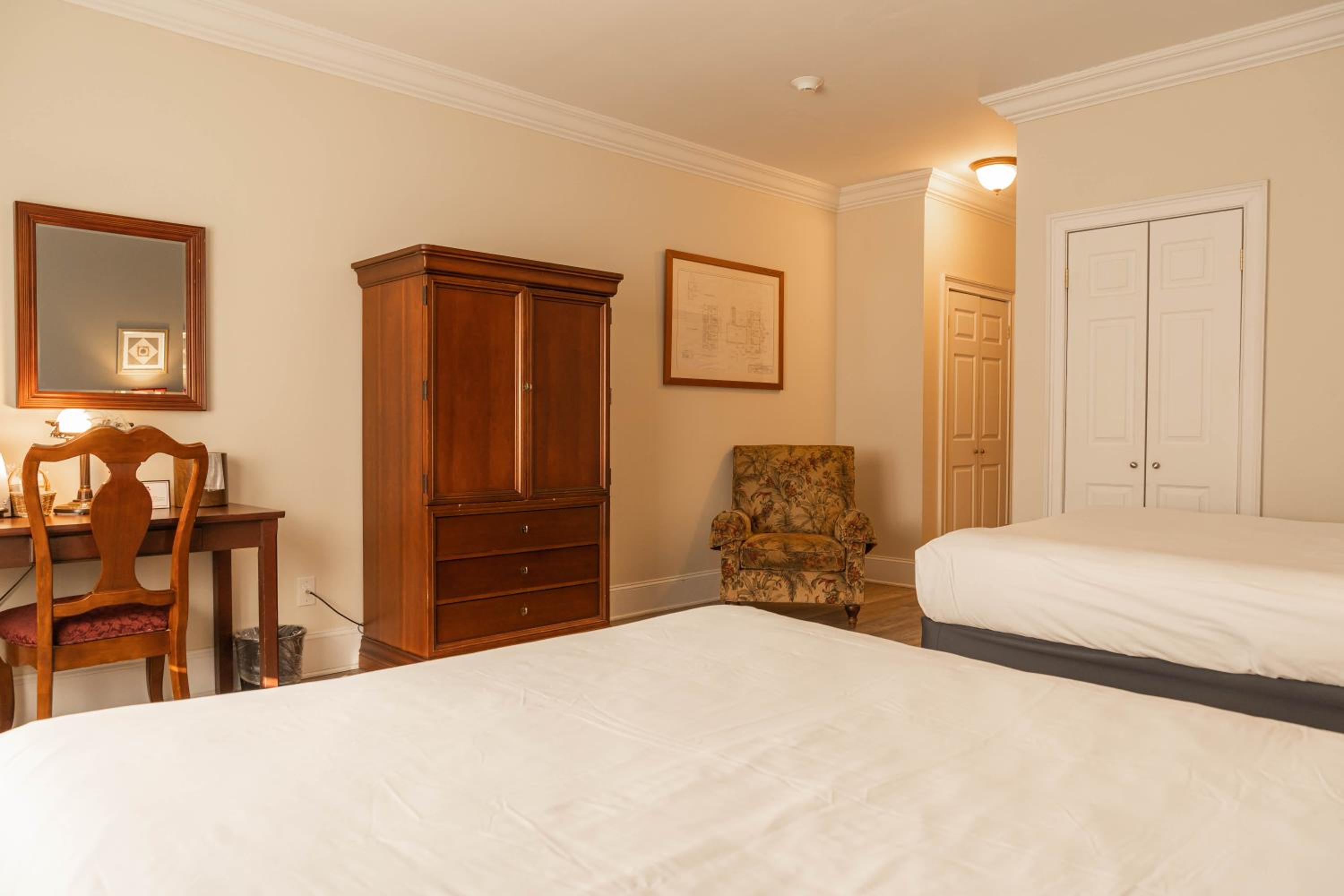 Queen Room with Two Queen Beds - Photo 9