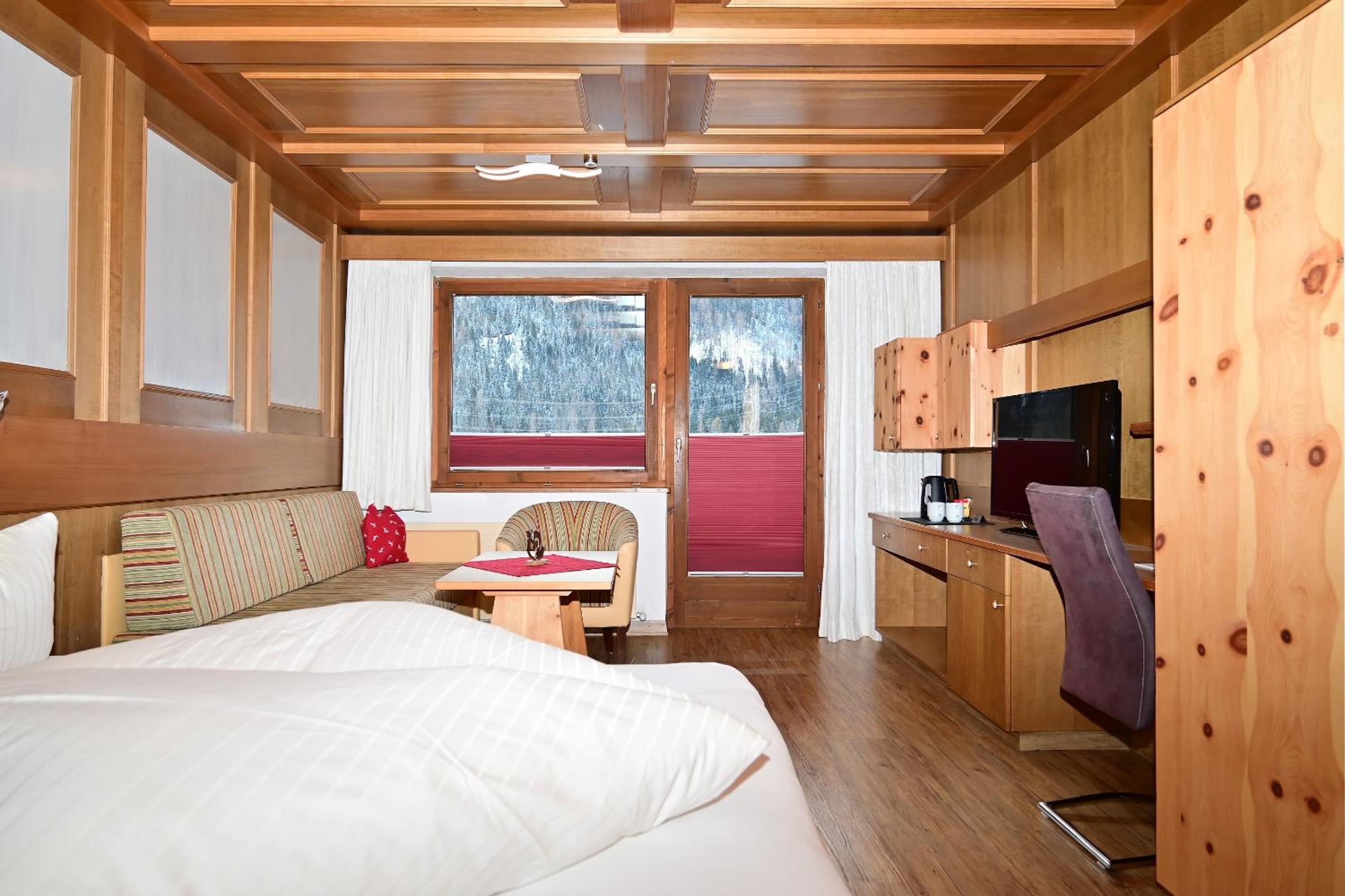 Deluxe Double Room with Balcony photo 1