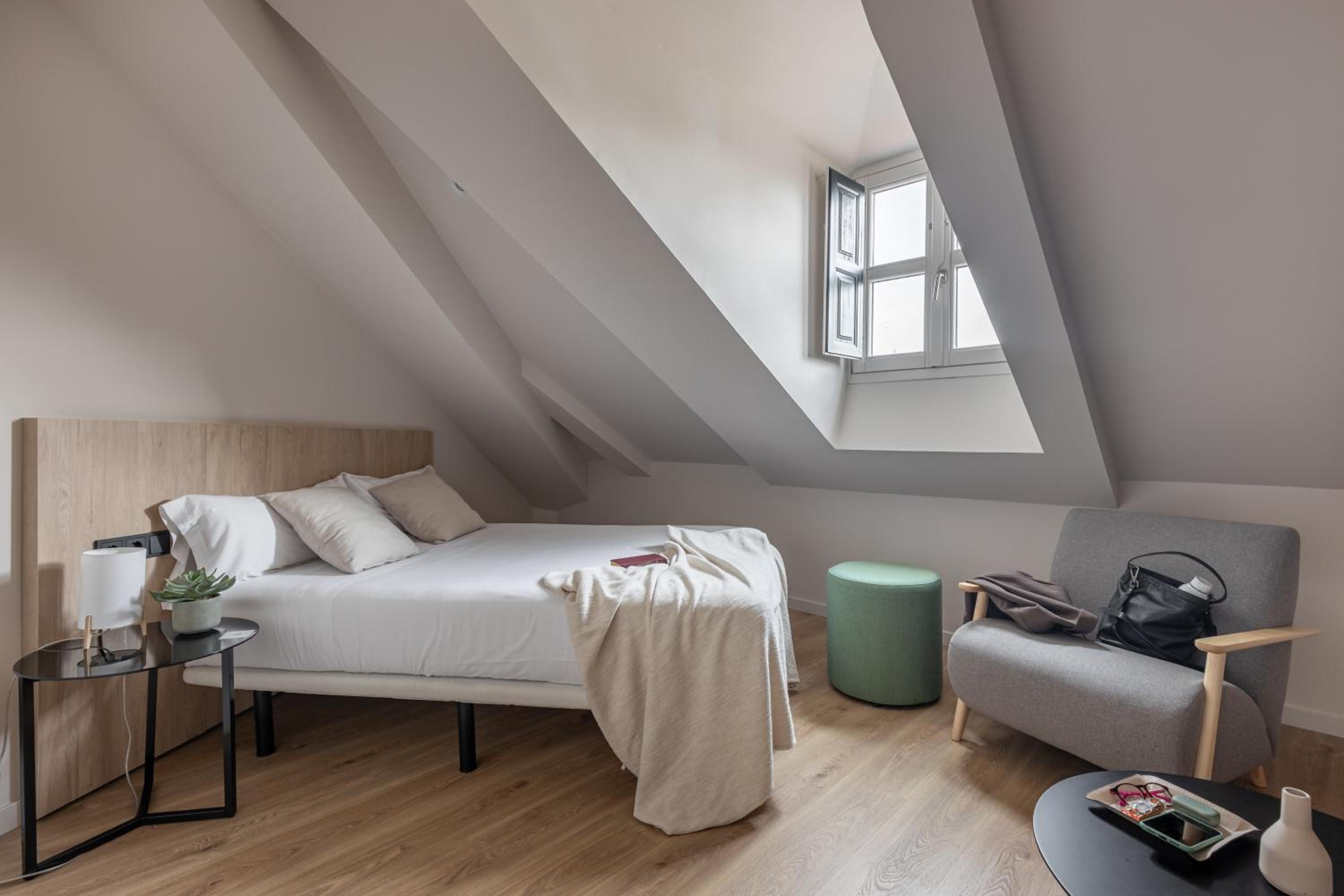 One-Bedroom Apartment - Photo 2