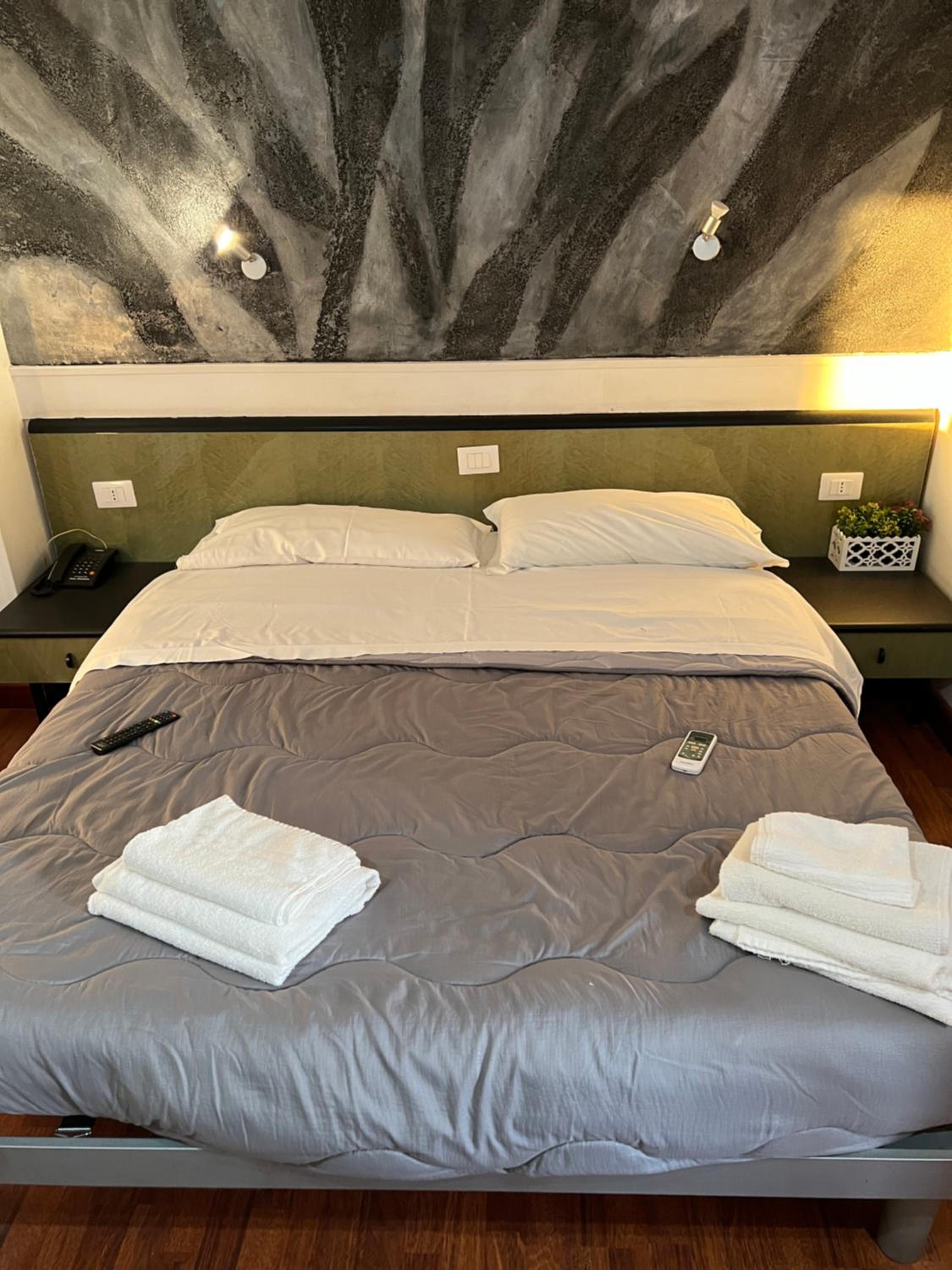 Standard Double Room - Photo 12