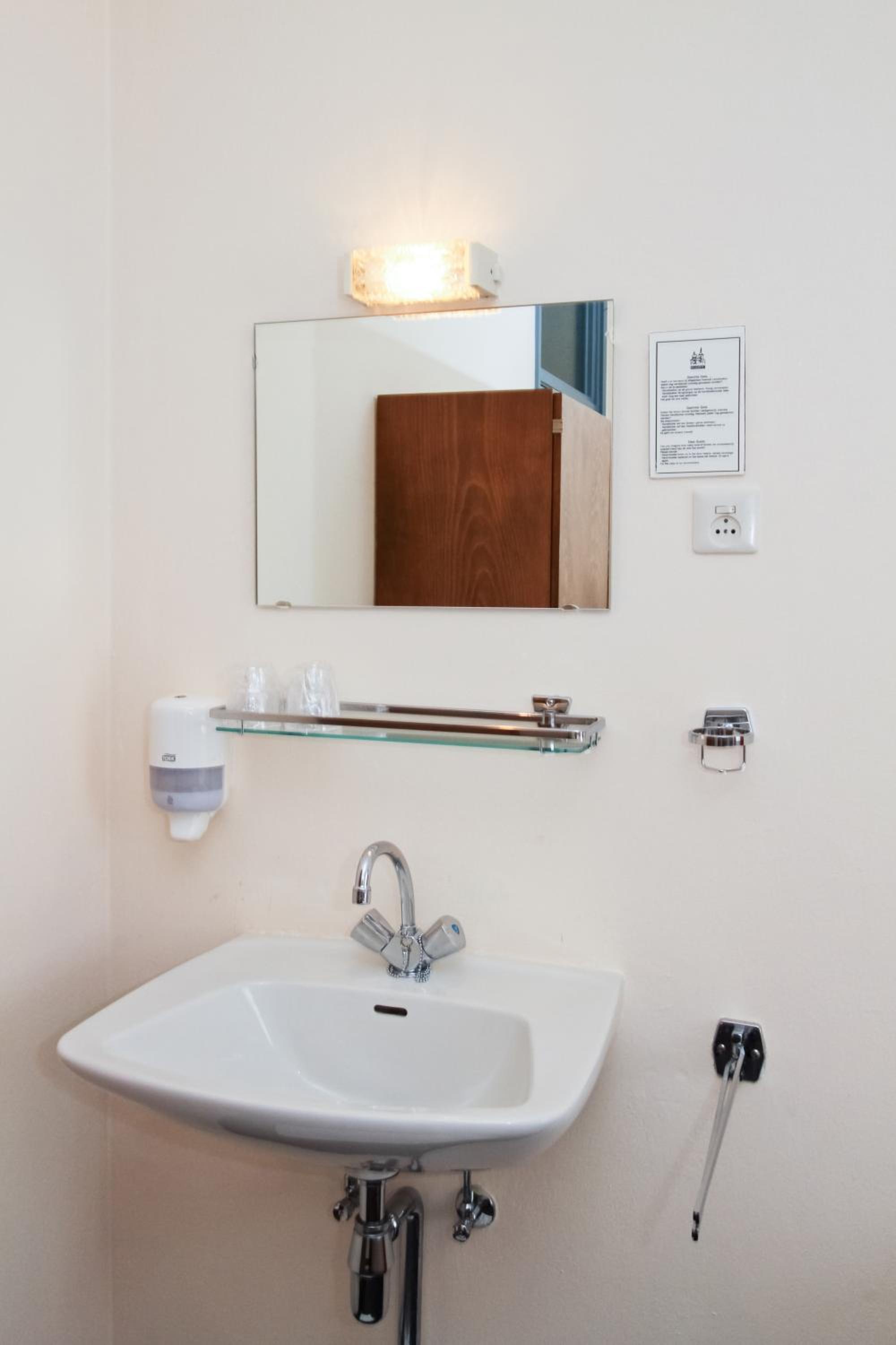 Economy Twin Room with Shared Bathroom photo 3
