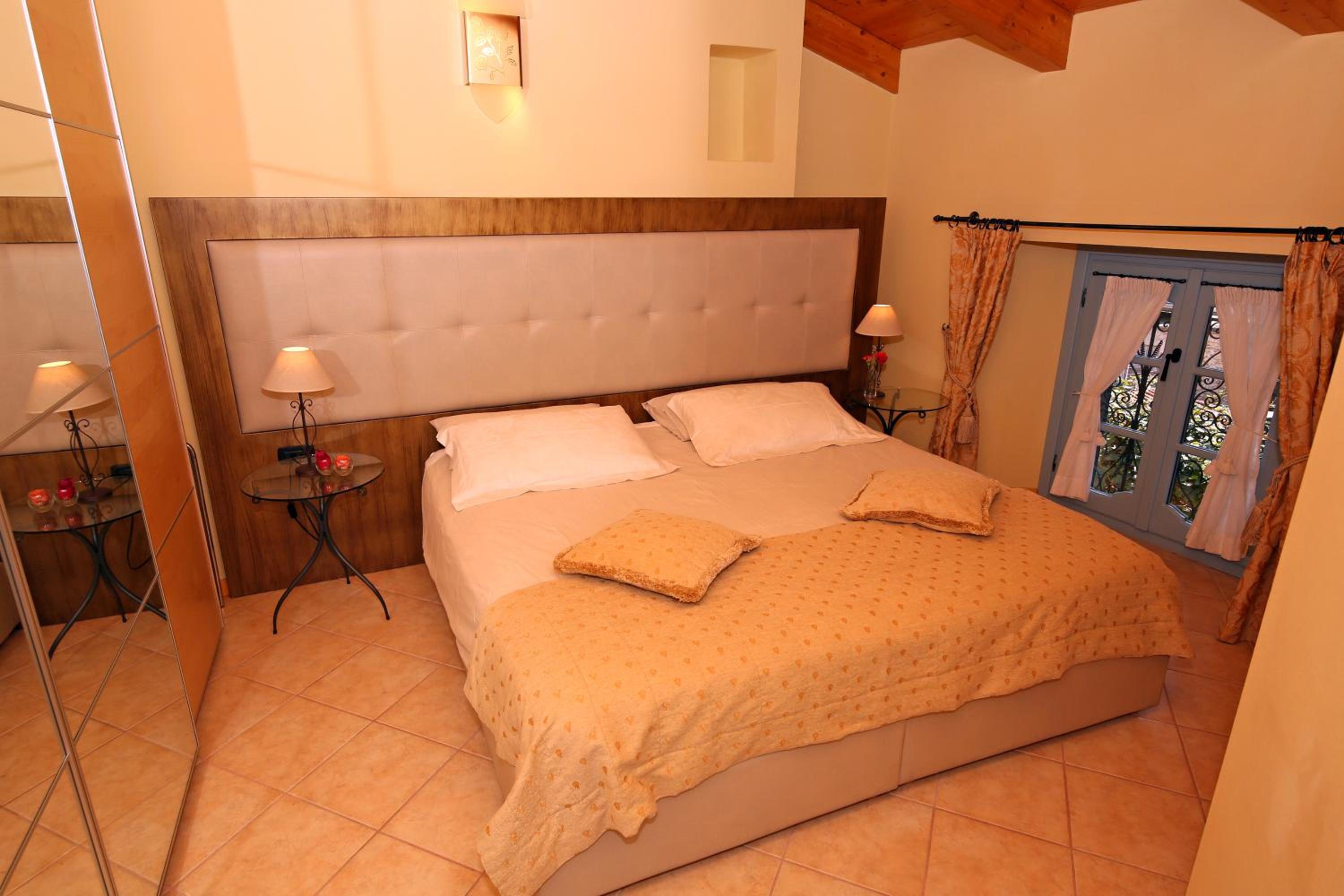 Three-Bedroom Apartment with Spa Bath photo 3