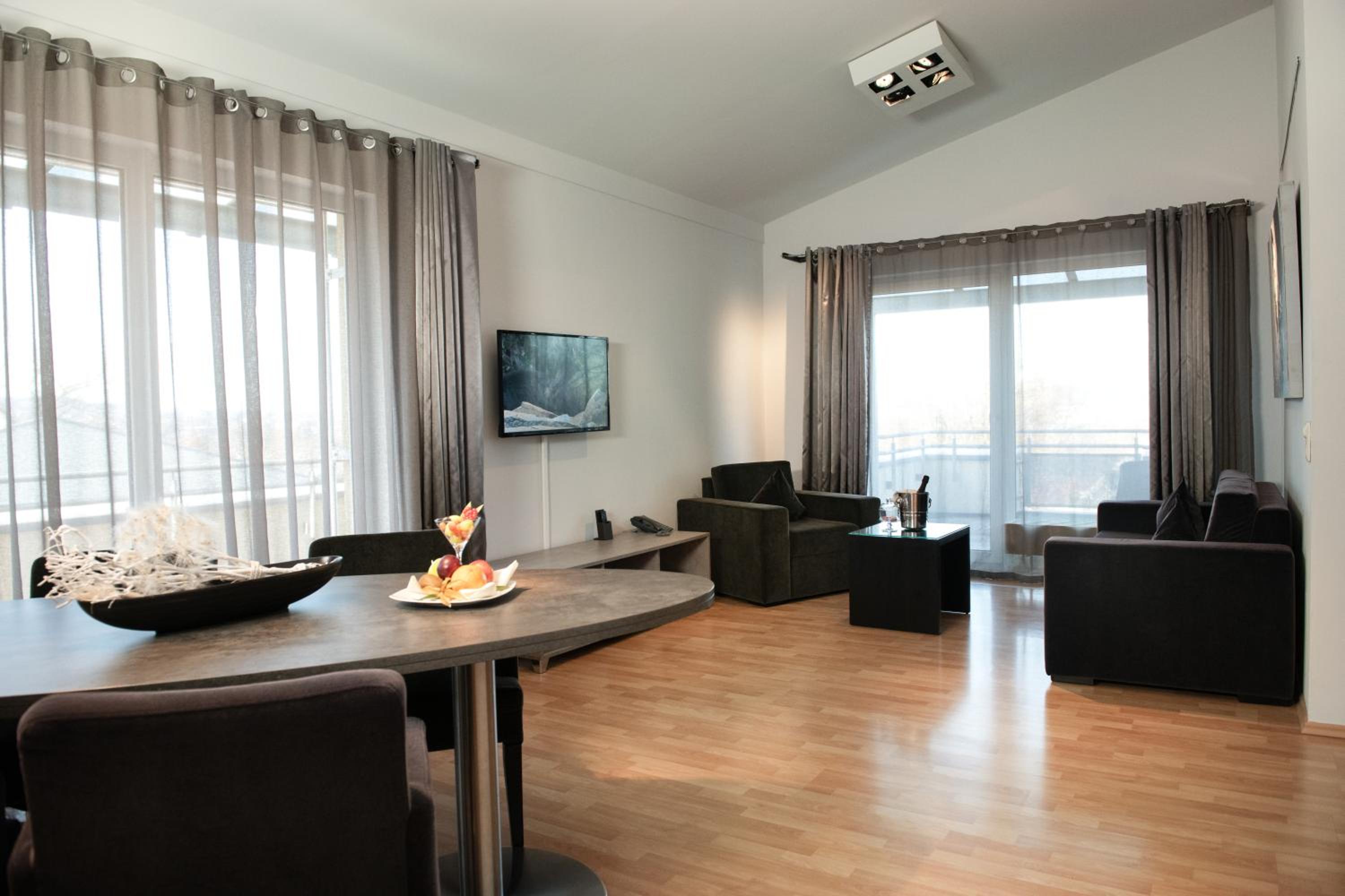 Deluxe Suite - Photo 5