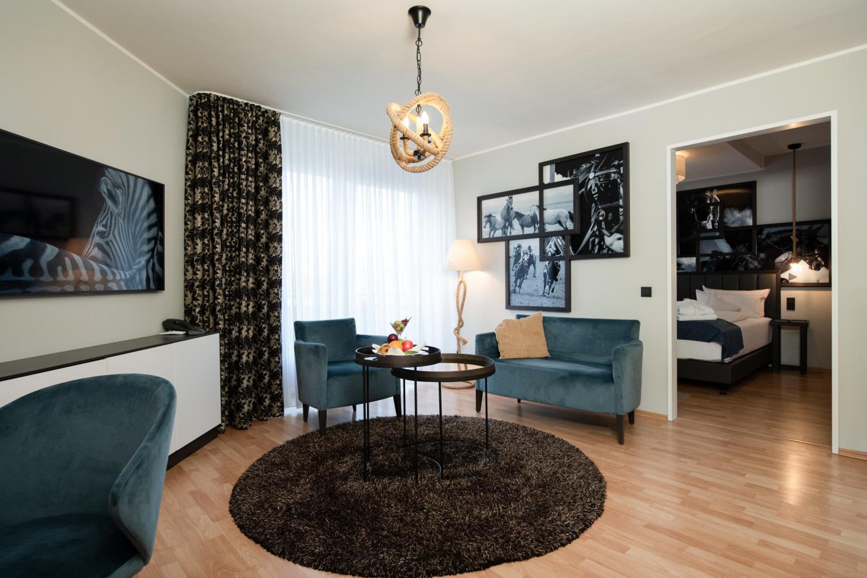 Executive Suite - Photo 11