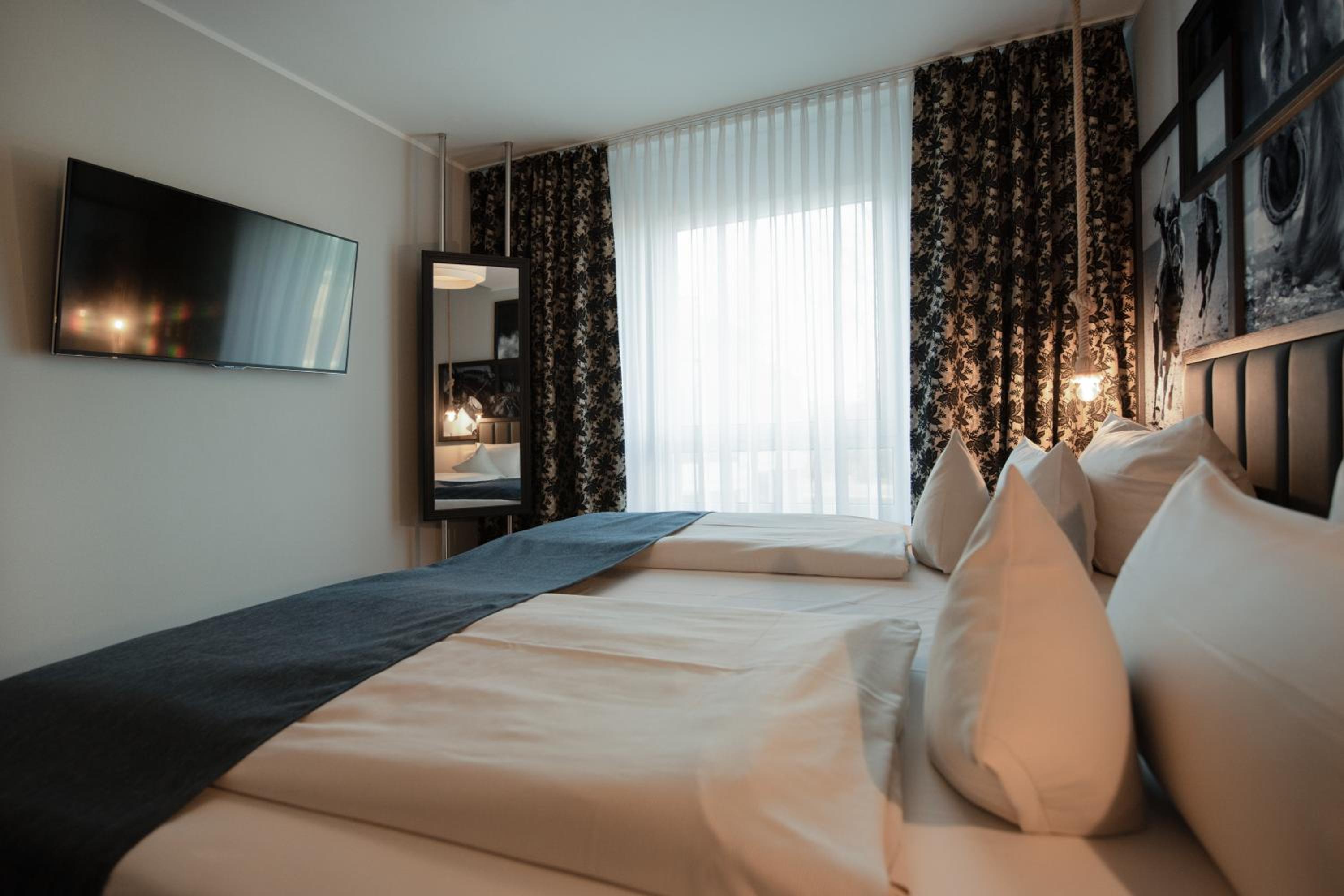 Executive Suite - Photo 4
