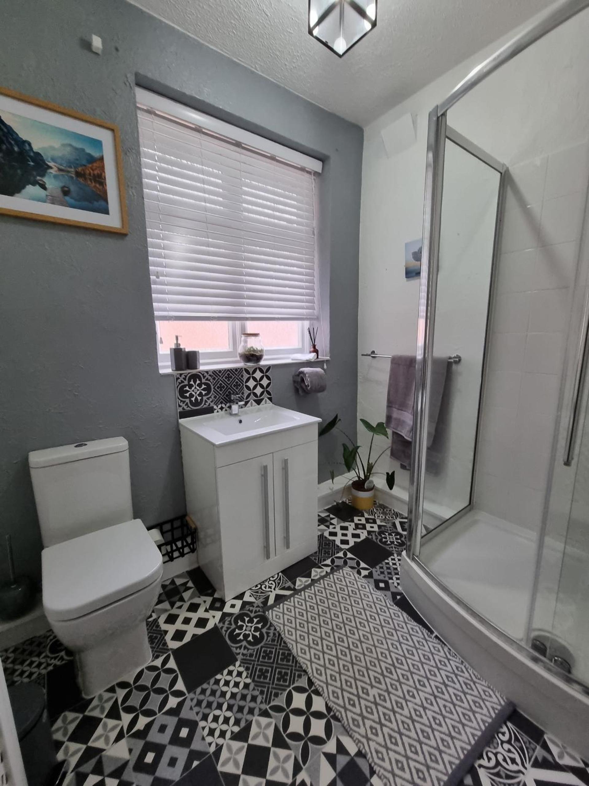 Apartment with Shower photo 2