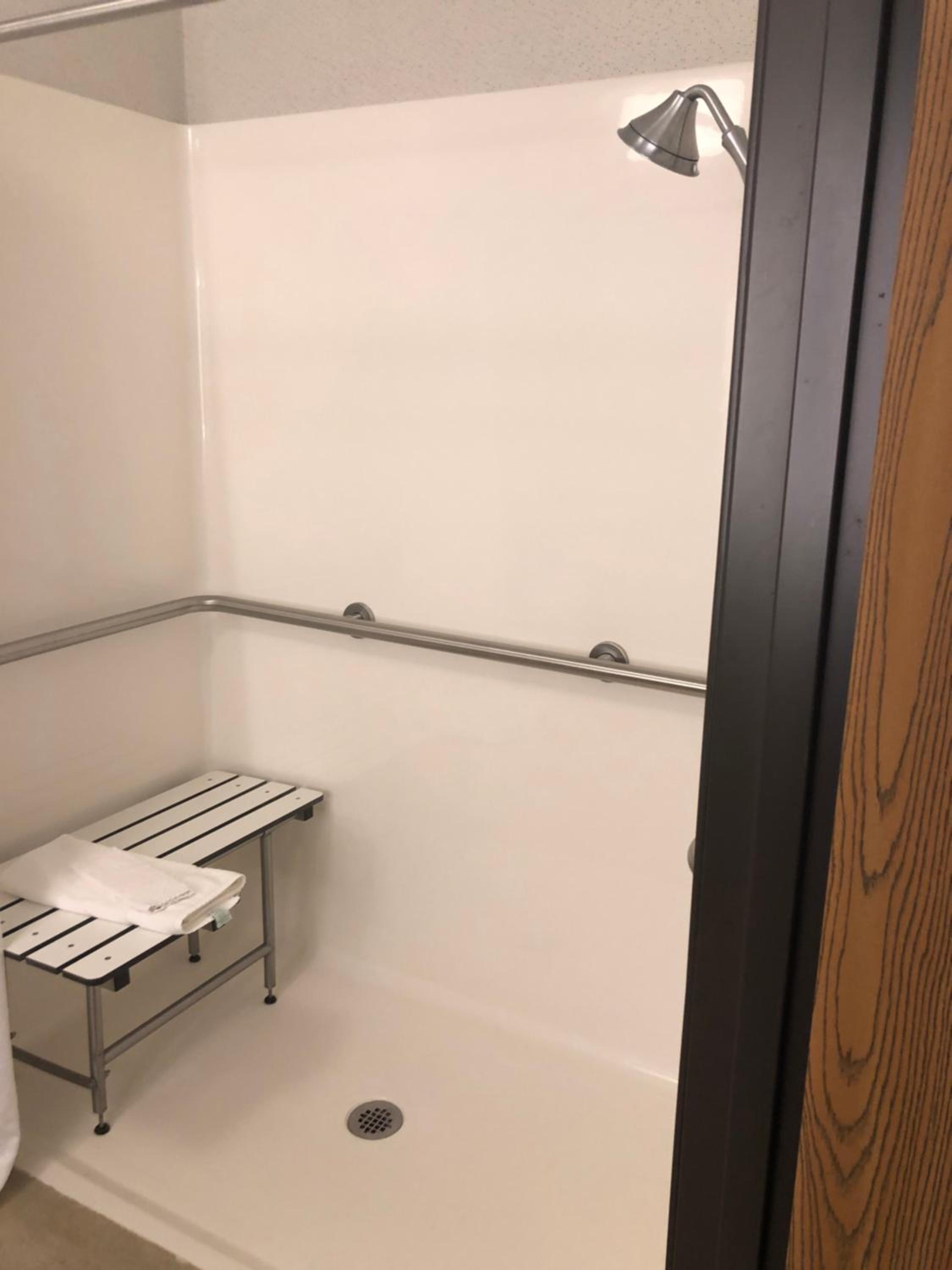 Queen Room - Hearing Accessible Roll in Shower/Non-Smoking - Photo 6
