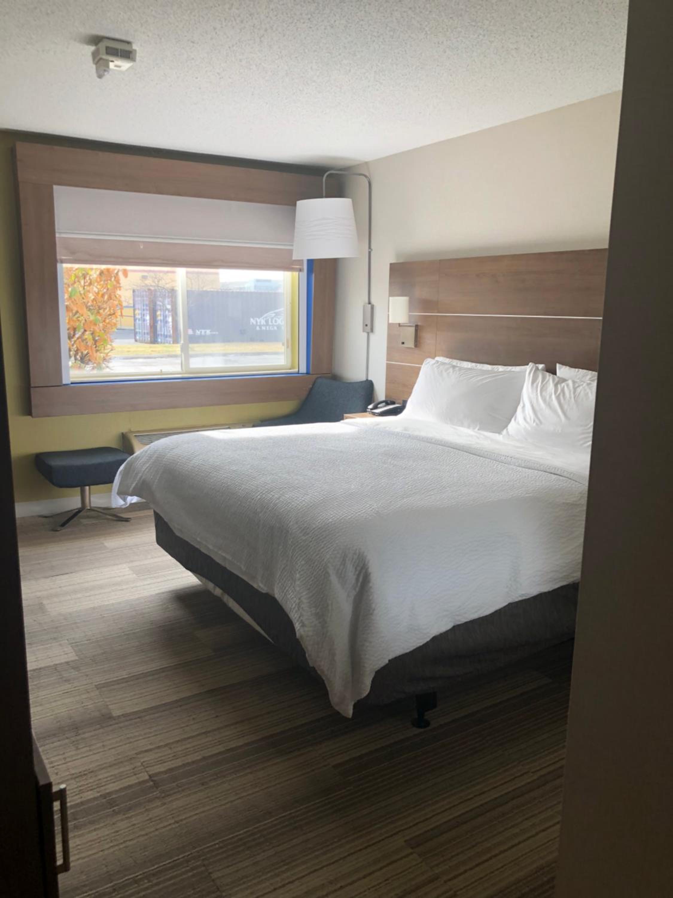 Standard Queen Room with Two Queen Beds - Photo 15